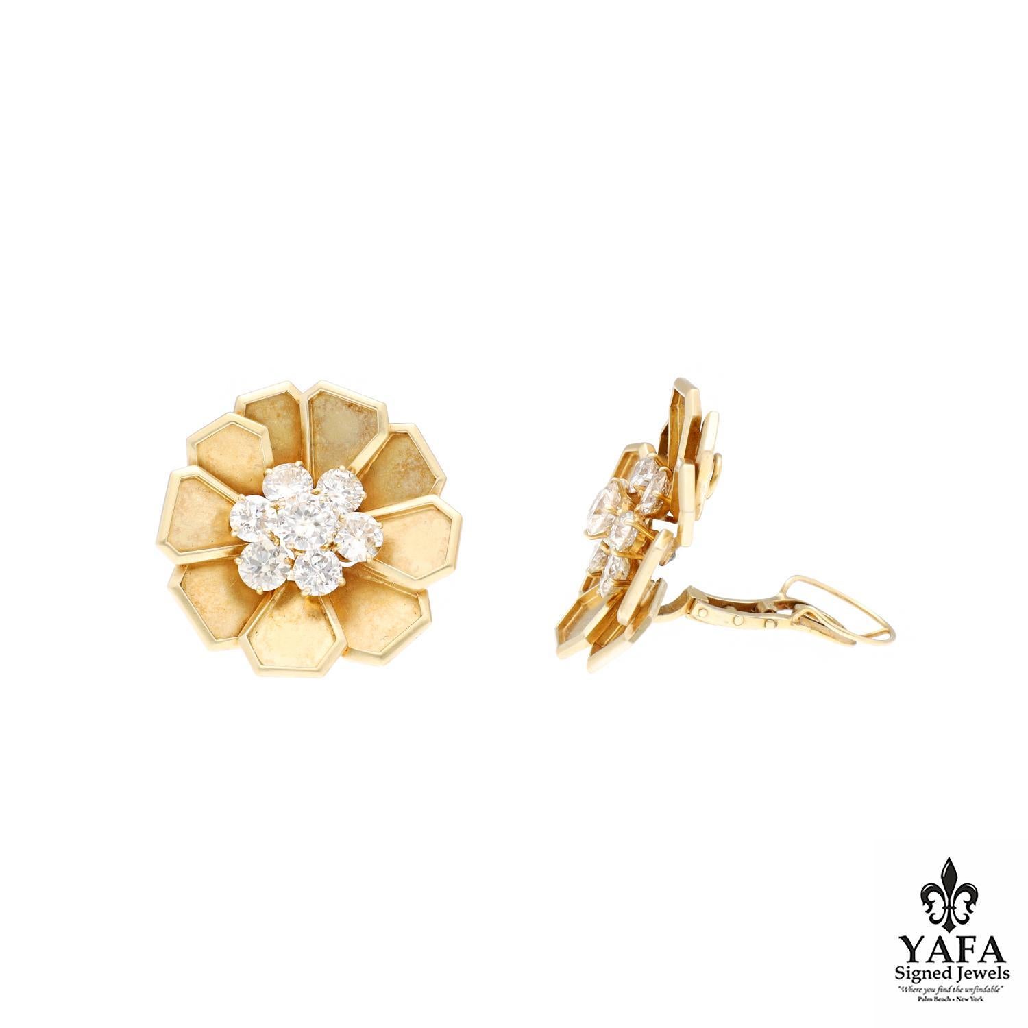 Fermagli per orecchie a forma di petalo di fiore in oro giallo 18 carati, ognuno dei quali è impreziosito da una serie di diamanti rotondi e brillanti.

Firmato - BVLGARI
