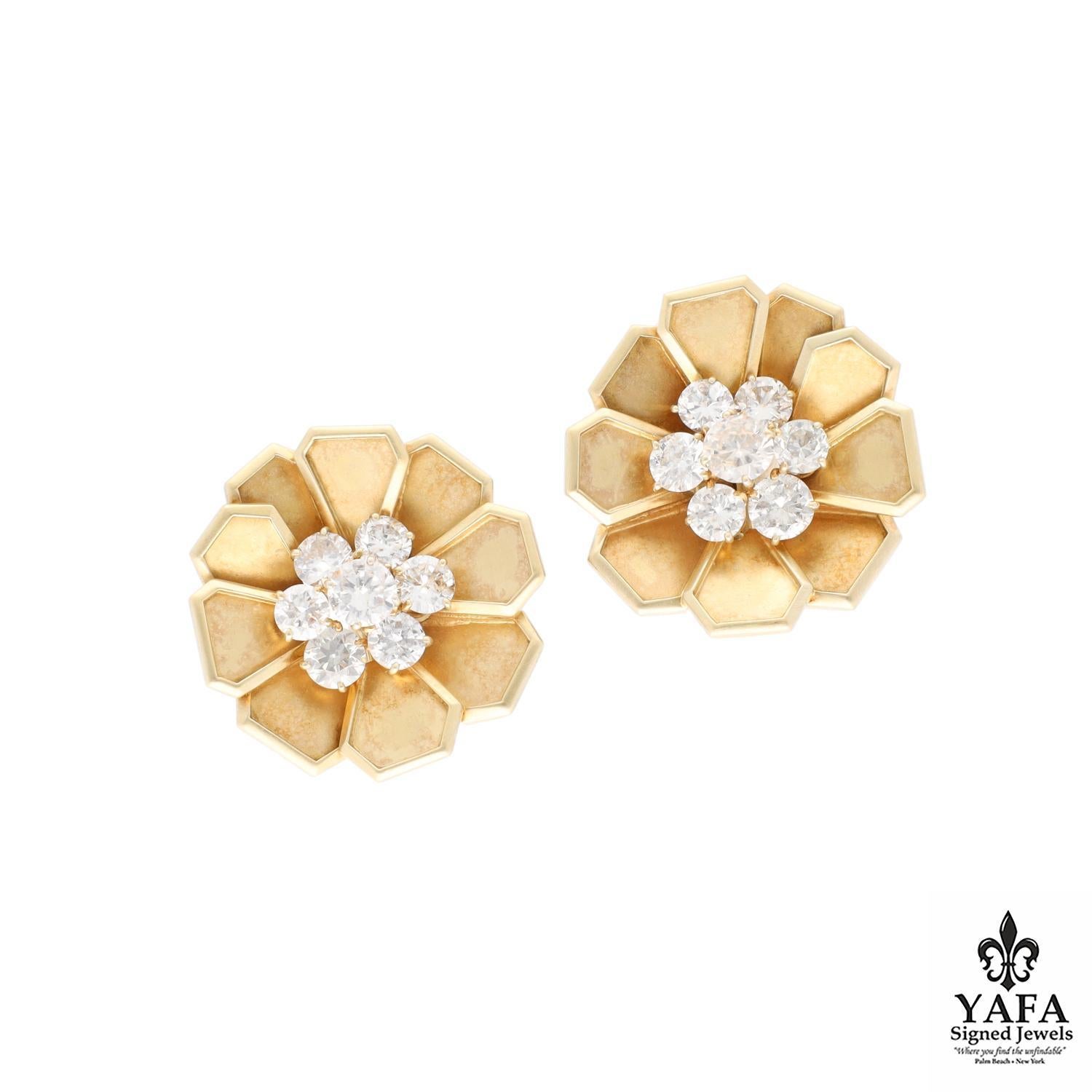Taglio rotondo Fermagli per orecchie con diamanti e fiori BVLGARI in vendita