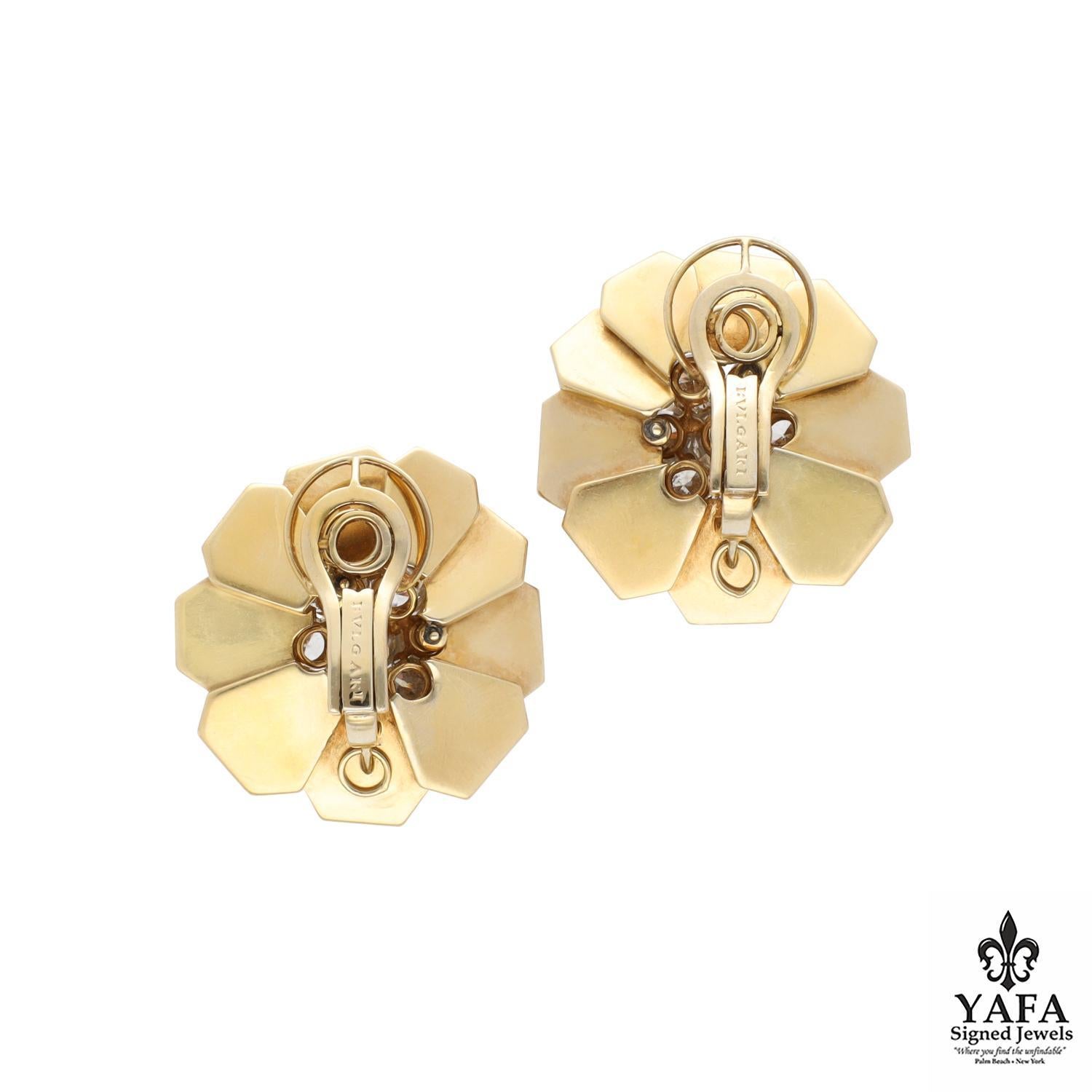 Fermagli per orecchie con diamanti e fiori BVLGARI In condizioni ottime in vendita a New York, NY