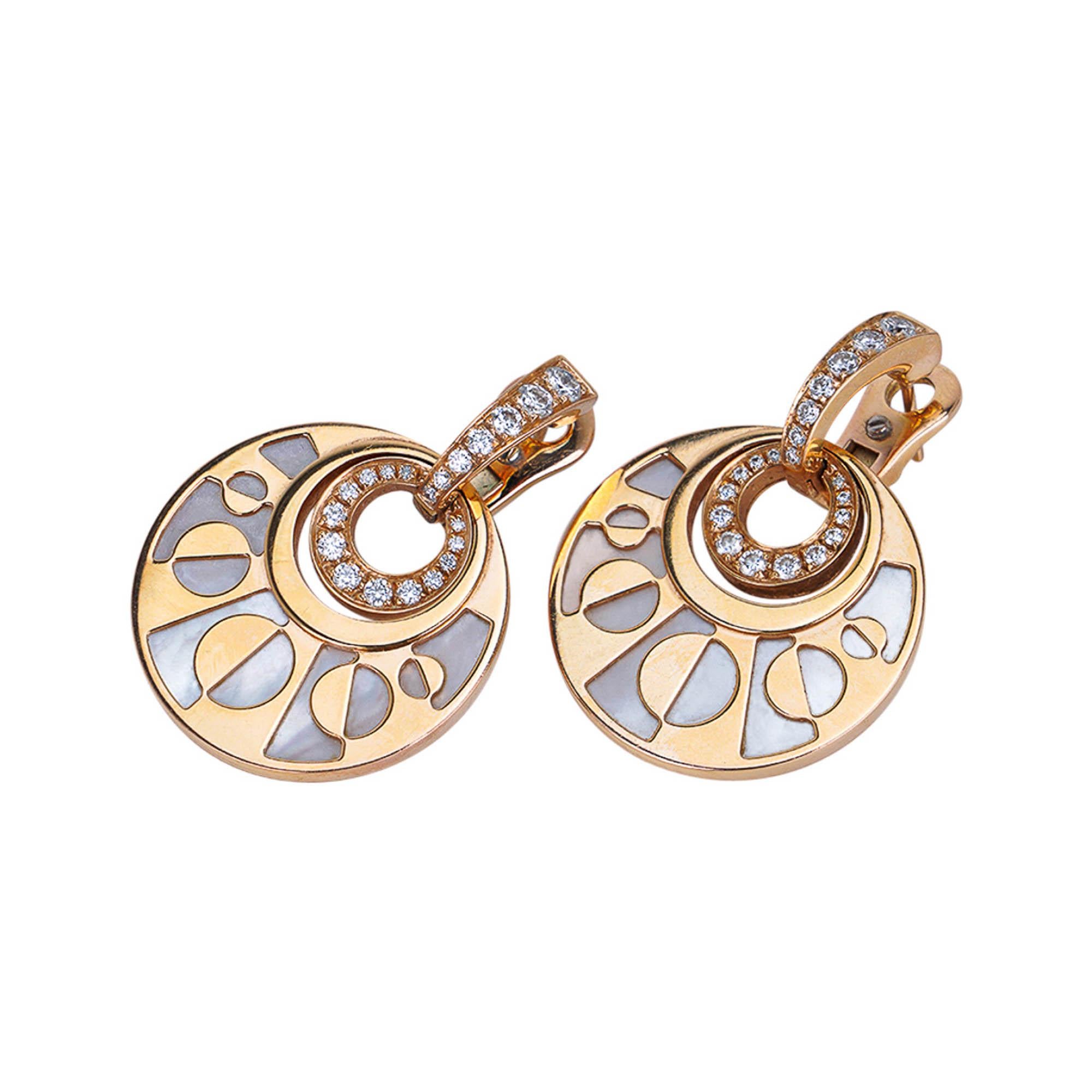 Mightychic offers a pair of fabulous Bvlgari earrings featured in Rose Gold with diamonds and inlayed Mother-of Pearl.
From the Mediterranean Eden collection, these circle within circle earrings with the geometric inlay of white Mother-of-Pearl in