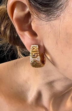 Bvlgari, boucles d'oreilles parentheses Lg en or jaune 18 carats et diamants