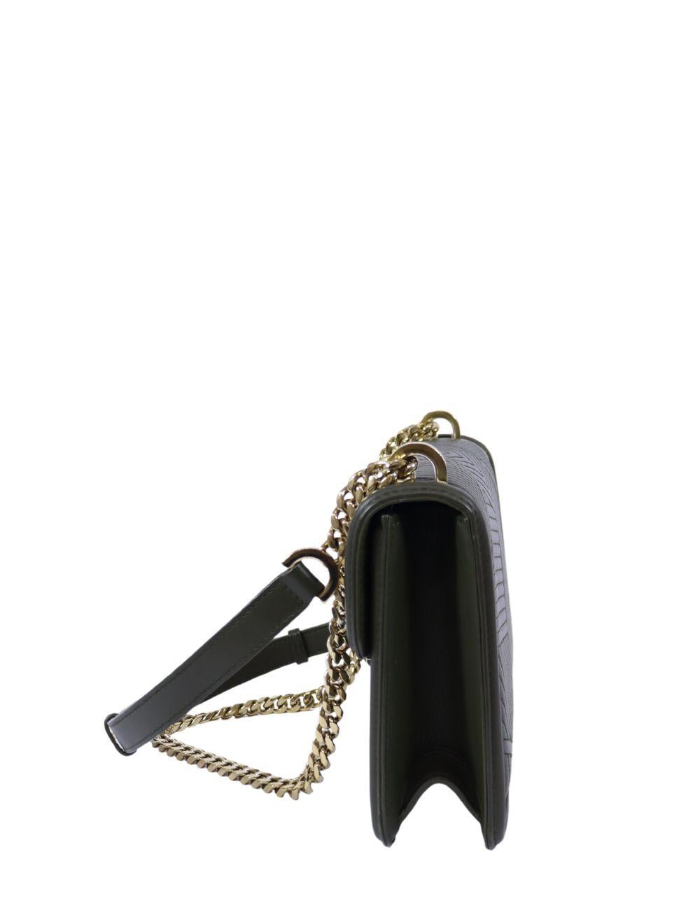 Bvlgari Diamond Quilted Serpenti Shoulder Bag, features Serpenti head closure, chain strap, and two interior pockets.

Material: Leather
Hardware: gold
Height: 16cm
Width: 24cm
Depth: 6cm
Shoulder Drop: 27cm
Overall condition: Excellent
Interior