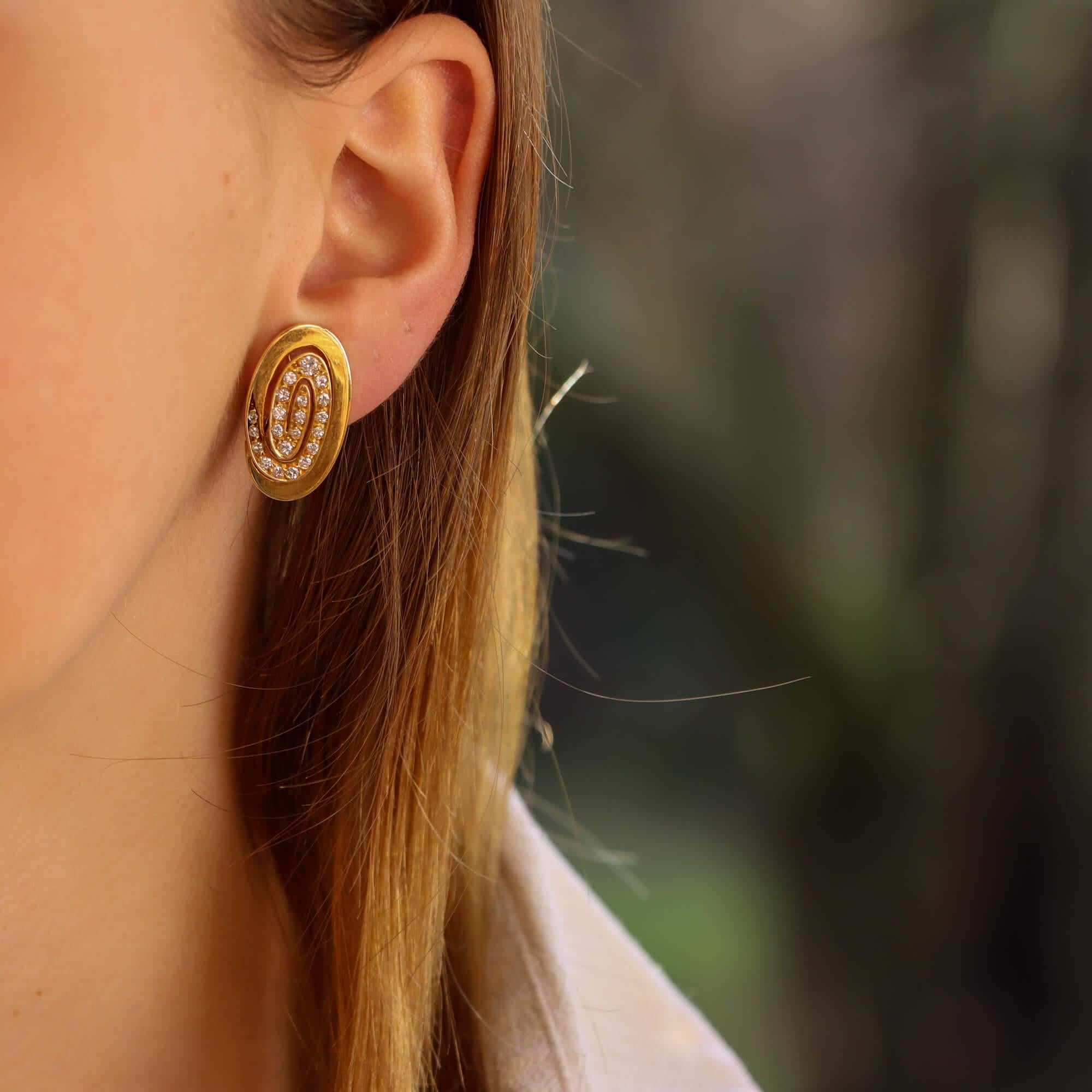 Ein schönes Paar Bvlgari Diamant Wirbel Clip auf Ohrringe in 18k Gelbgold gesetzt.

In der Mitte jedes Ohrrings befindet sich ein eleganter Wirbel, der durchgehend mit runden Diamanten im Brillantschliff in verschiedenen Größen besetzt ist. Dieser