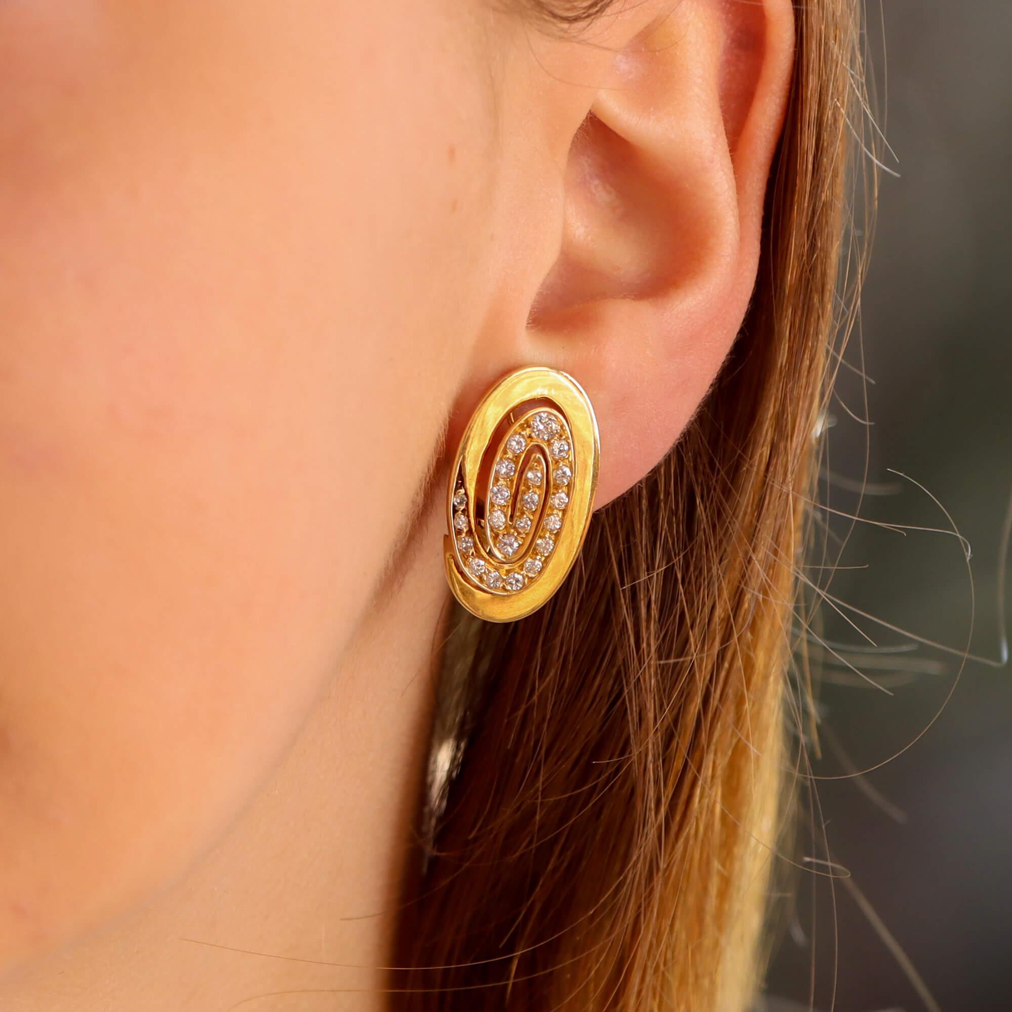 Diamant Wirbel Clip-On-Ohrringe von Bvlgari aus 18 Karat Gelbgold (Retro) im Angebot