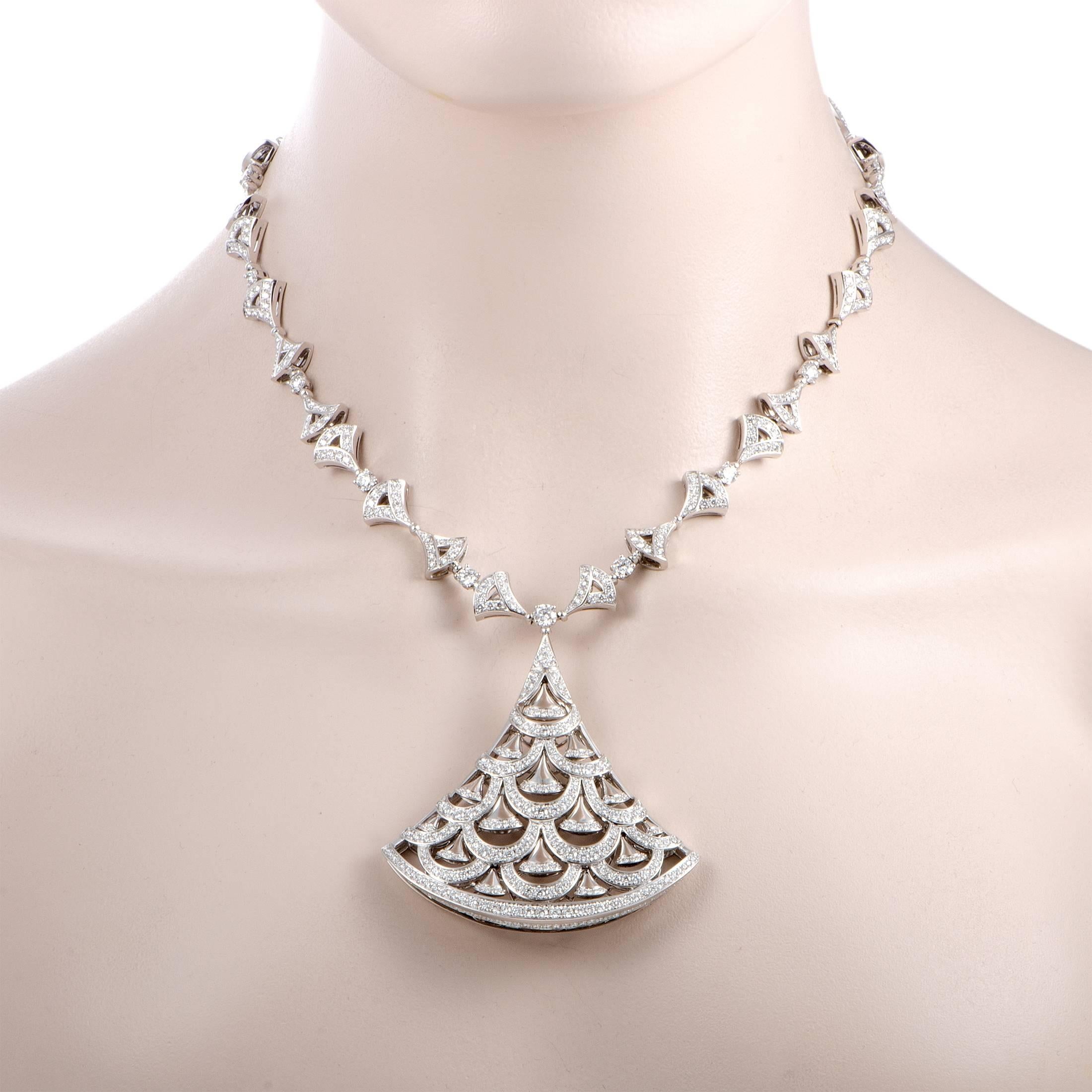 Embellish your style in a stunningly extravagant manner with this fabulous necklace that exudes luxurious elegance and opulent resplendence, boasting an exceptionally sumptuous appeal. The necklace is designed by Bvlgari in an incredibly intricate