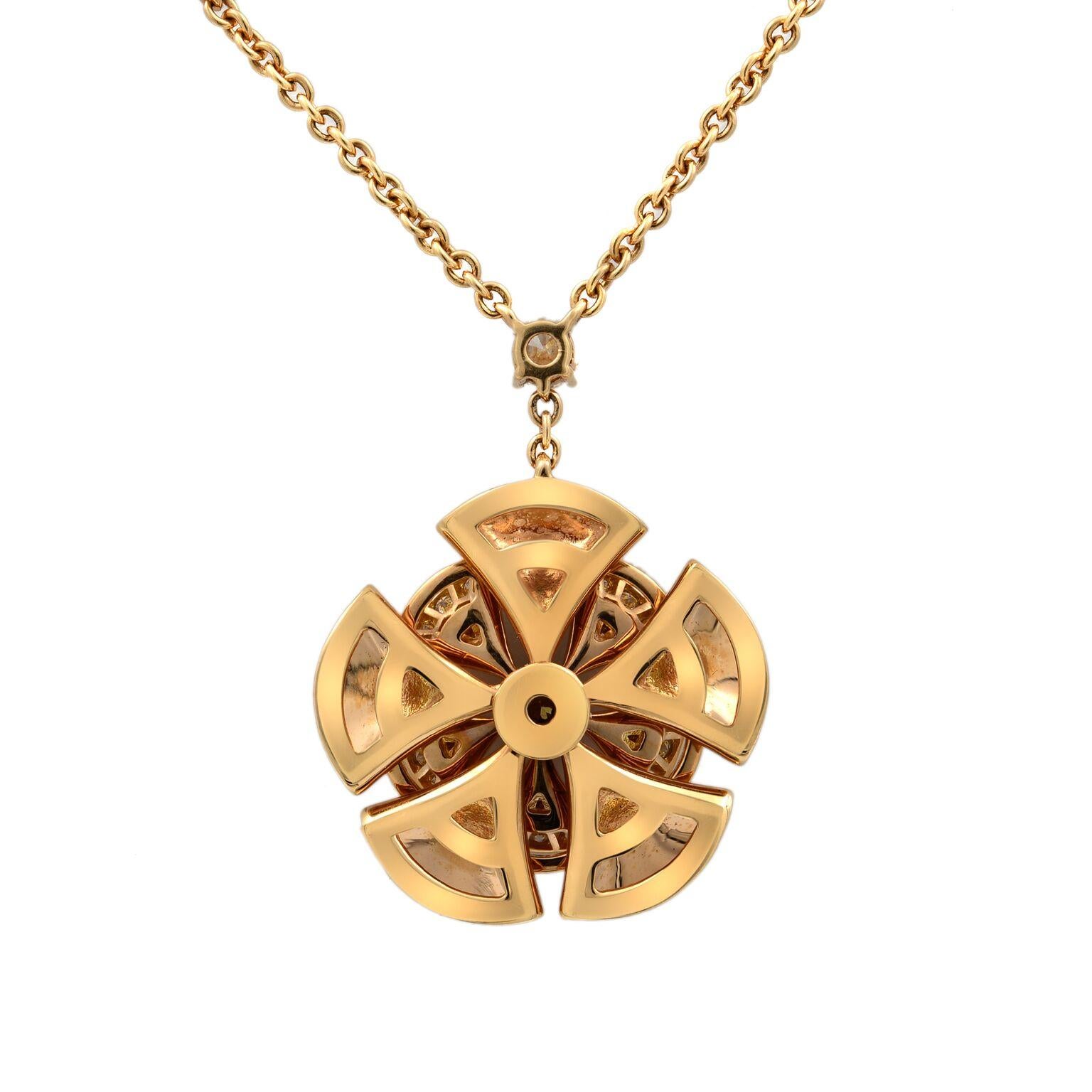 This DIVAS' DREAM necklace in 18 kt rose gold with a diamond on the chain and 18 kt rose gold pendant set with central round cut diamonds and pavé tiny diamonds.
This necklace is inspired by feminine elegance and by the enchanting allure of the