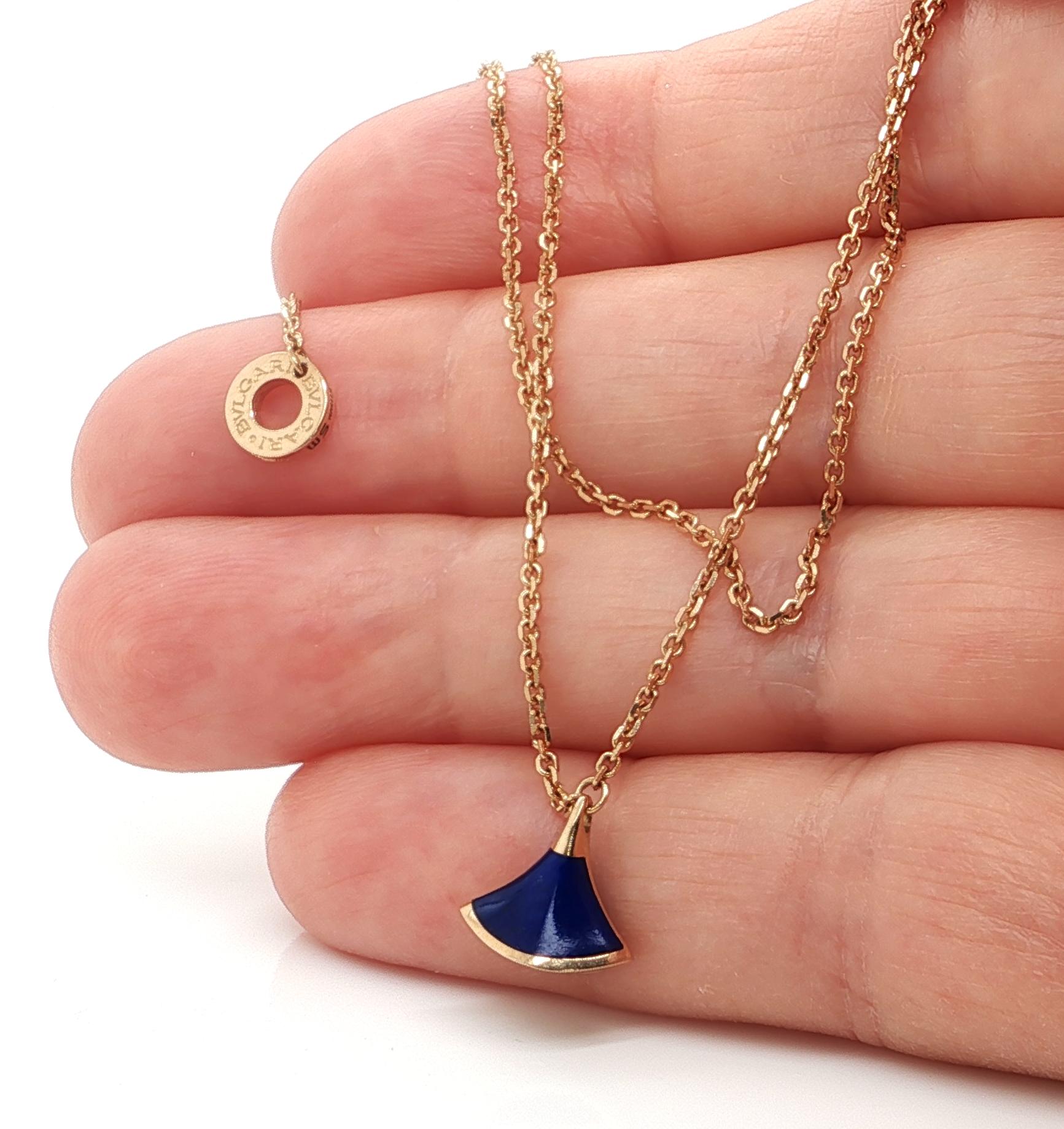 L'authentique Bvlgari Diva's Dream Collection est célébrée pour son élégance et son design intemporel, et ce bracelet à breloques en lapis-lazuli ne fait pas exception à la règle. Réalisée en luxueux or rose 18 carats, elle présente l'emblématique