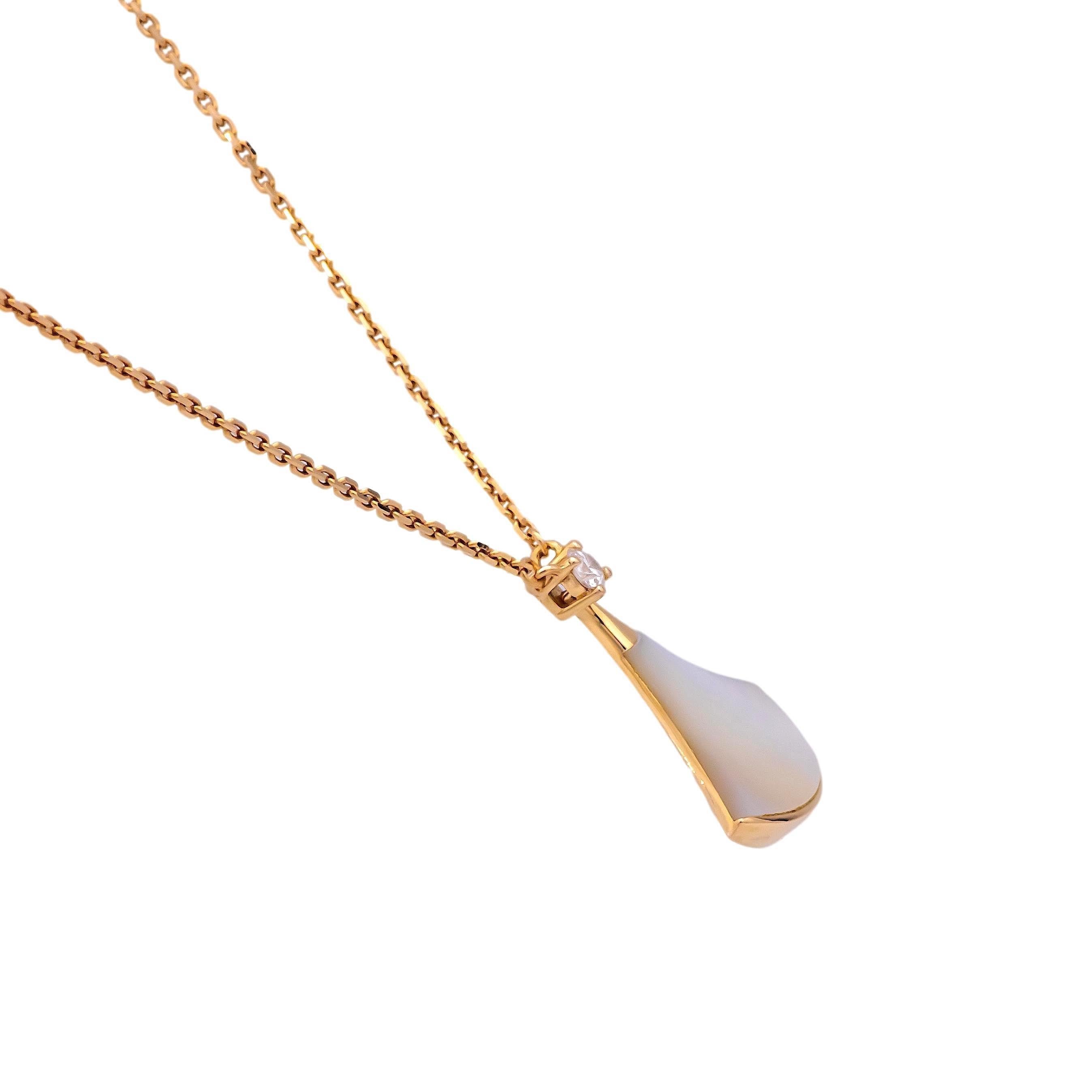 Bvlgari pendant necklace from the Diva's Dream collection finely crafted in 18 karat rose gold featuring a round brilliant cut diamond set in four prongs weighing 0.10 carats sitting on top of a mother of pearl pendant hanging off an 18 inch link