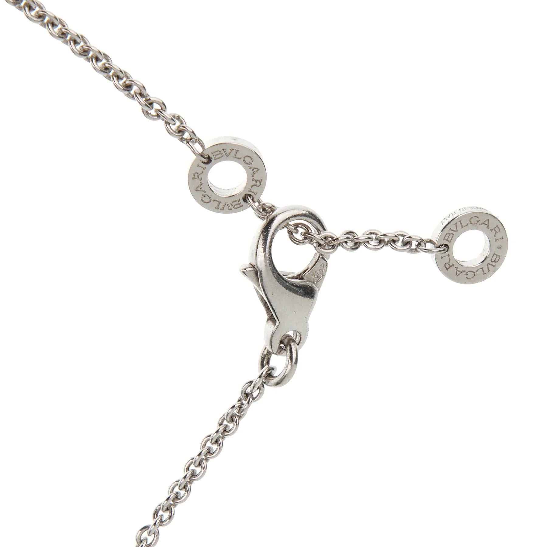 Il centro di questa collana è uno splendido ciondolo che misura 0,94 pollici di diametro. Il ciondolo presenta un accattivante design floreale, con petali che si irradiano da un diamante centrale. Il design intricato è elegante e accattivante e