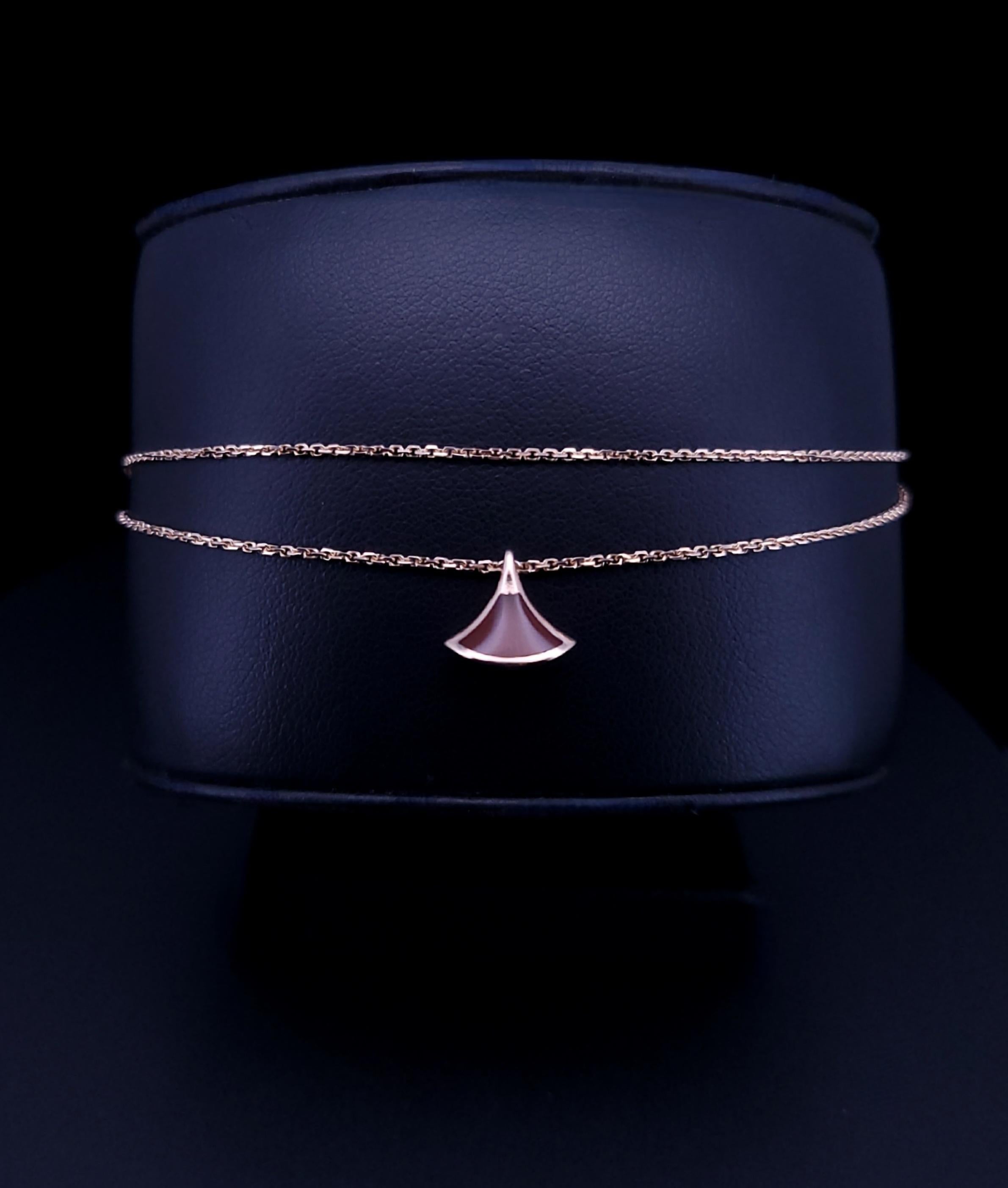 BVLGARI Bracciale Sogno delle Dive ORO ROSA 18K 7''
Bracciale:Oro rosa 18k
Pietra: Corniola
Dimensioni del charm: 10,4 x 9,4 mm
Spessore 5,1 mm
Lunghezza: 7''
Spessore della catena 0.6 mm
Serratura: Aragosta 11,2 mm x 5,8 mm
