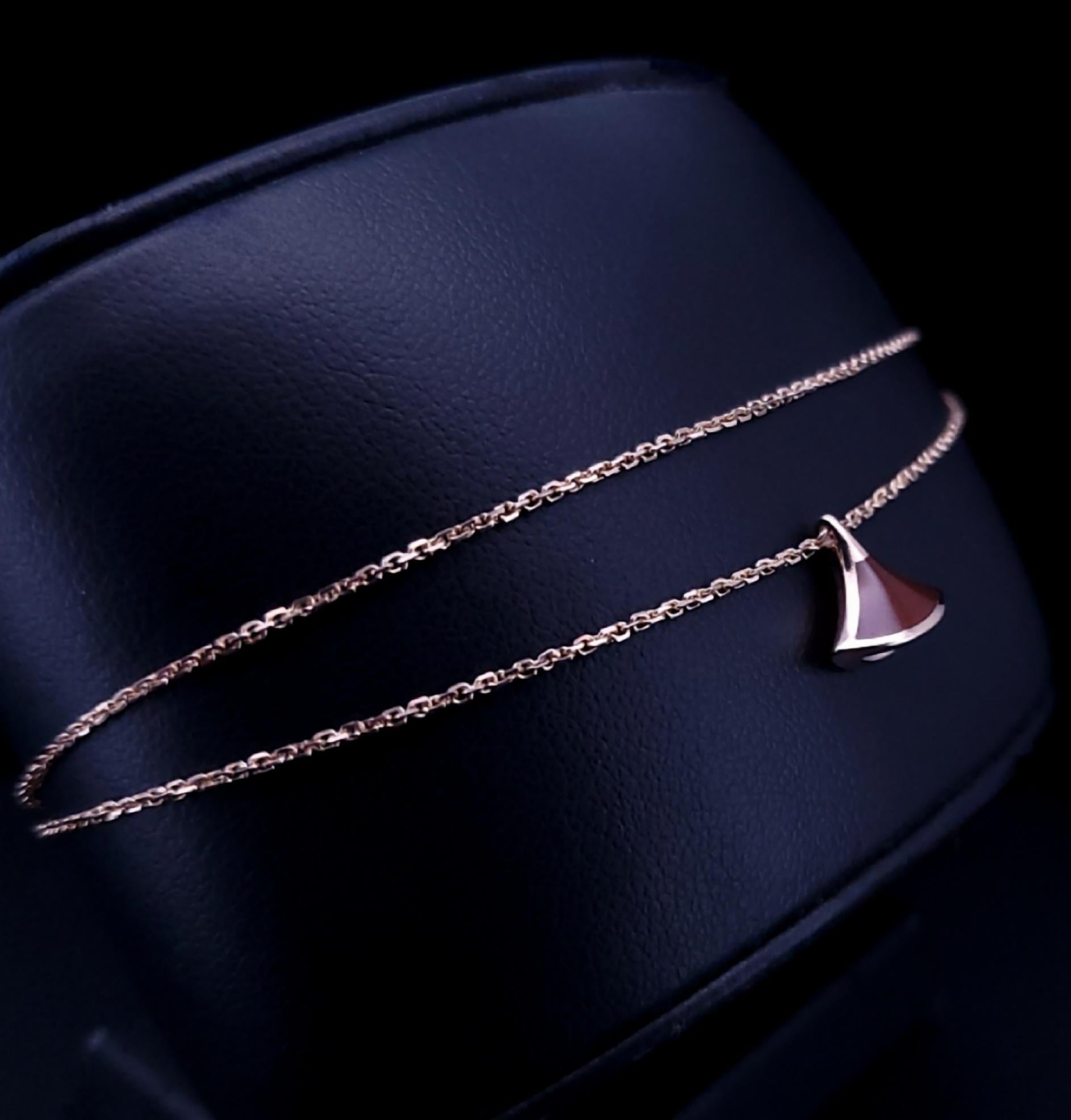 BVLGARI Bracciale Sogno delle Dive ORO ROSA 18K Corniola  7 '' In condizioni ottime in vendita a New York, NY
