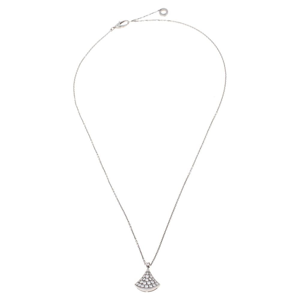 Bvlgari brings to you this wonderful necklace to adorn you with sheer elegance and luxury. It is from their Divas' Dream collection and it surely is something you can pass down the family line. The necklace has been magnificently crafted from 18k