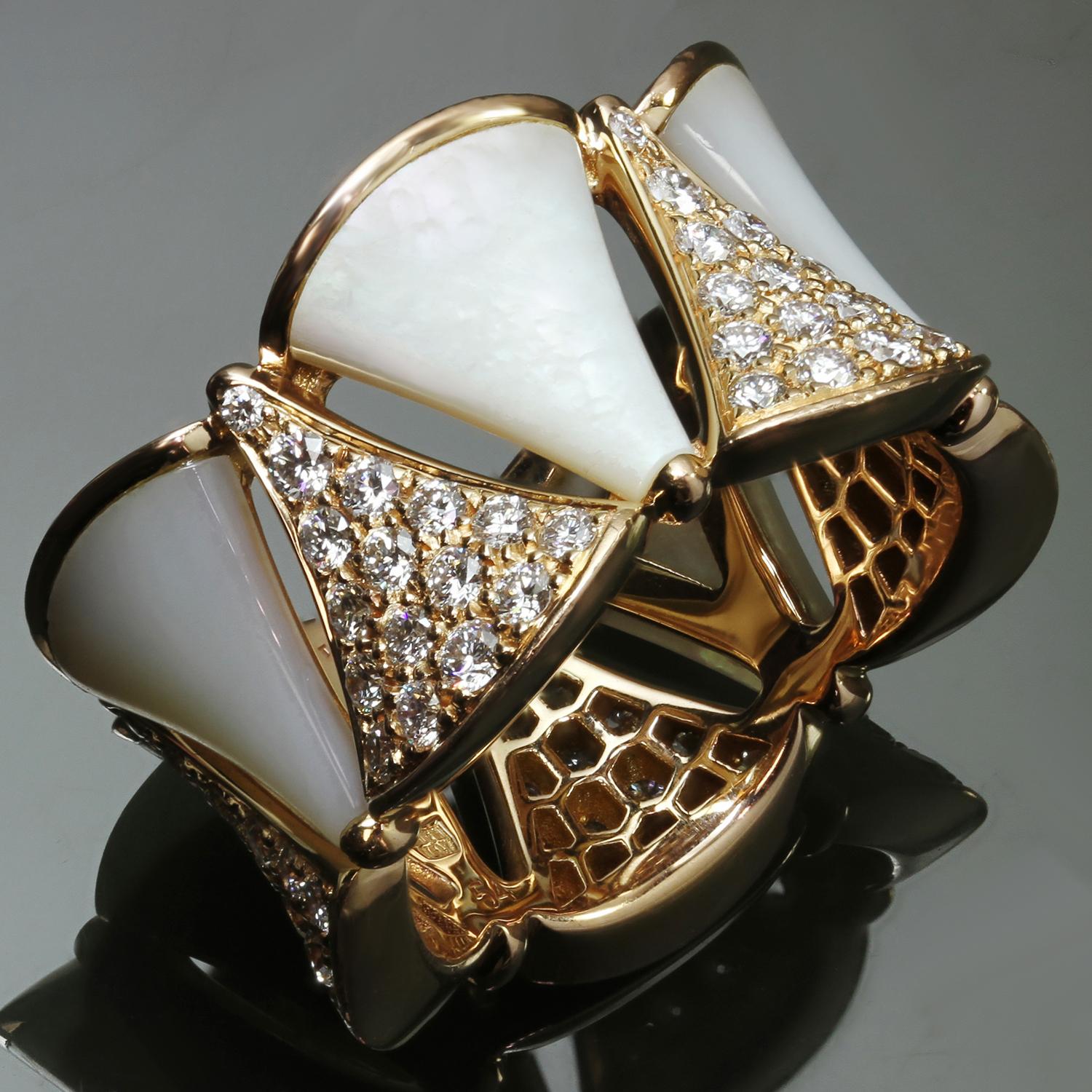Dieser wunderschöne Ring von Bvlgari ist aus 18 Karat Roségold gefertigt und mit runden E-F-G VVS1-VVS2-Diamanten im Brillantschliff mit einem geschätzten Gewicht von 1,0 Karat besetzt. Hergestellt in Italien in den 2010er Jahren. Die Kollektion