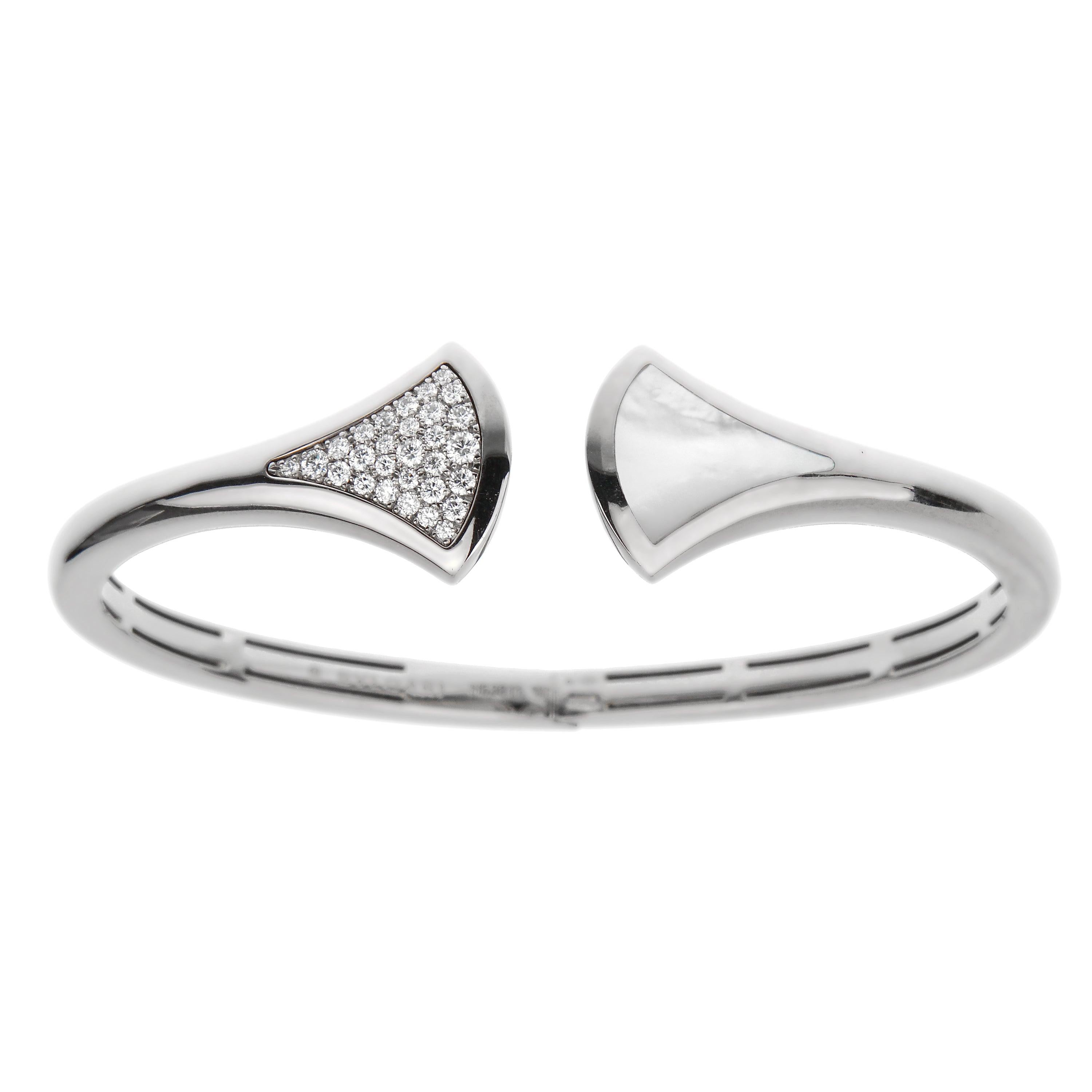 Der Bvlgari Divas' Dream Diamond Mother of Pearl Cuff Bangle aus Weißgold ist ein raffinierter Ausdruck von Eleganz und Kunstfertigkeit. Die Manschette aus 18 Karat Weißgold mit polierter Oberfläche ist offen und mit den für die Collection'S