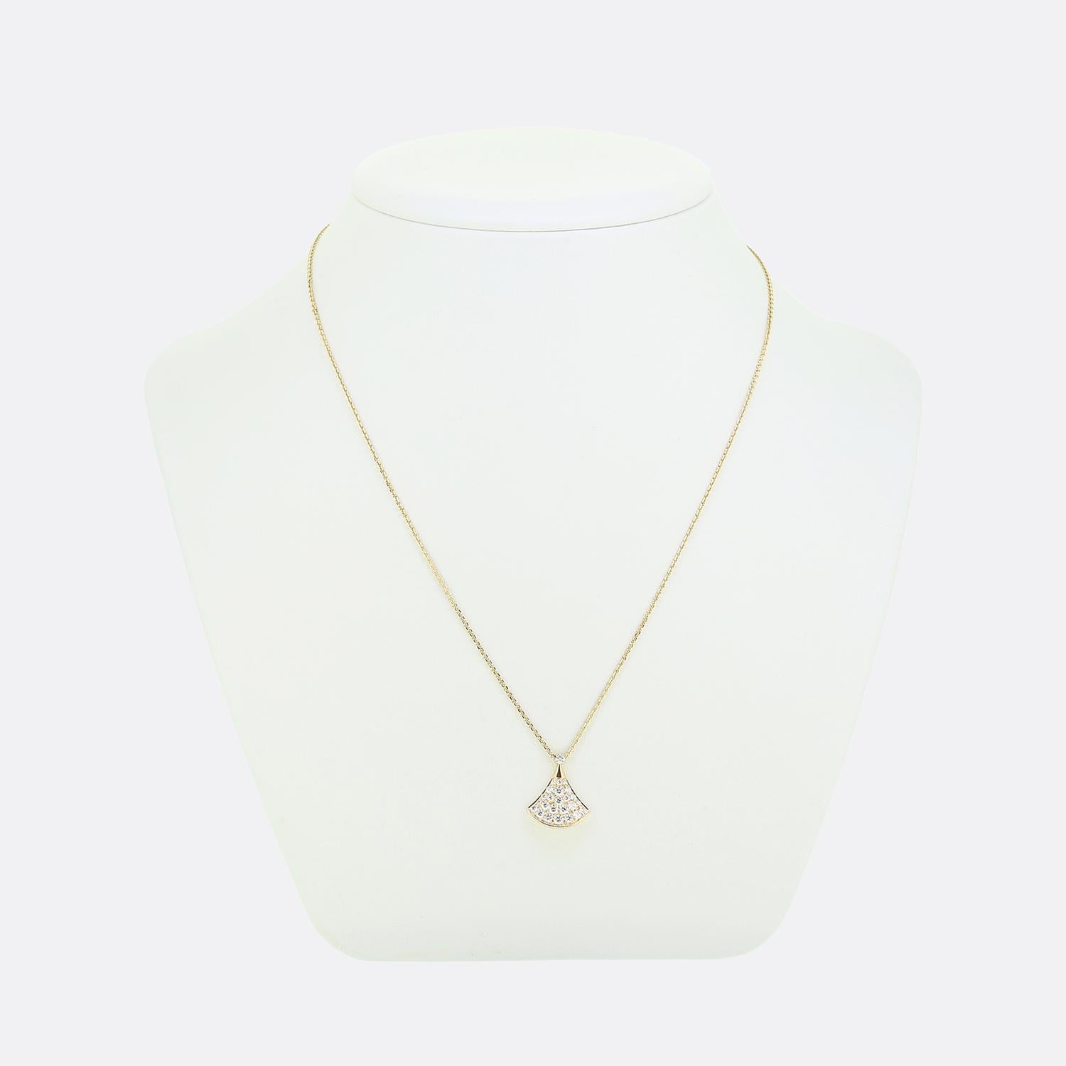 Aquí tenemos un magnífico collar de la mundialmente conocida casa de joyería italiana Bvlgari. Esta pieza contemporánea se ha elaborado en oro rosa de 18 ct y presenta un colgante en forma de abanico adornado con brillantes diamantes redondos