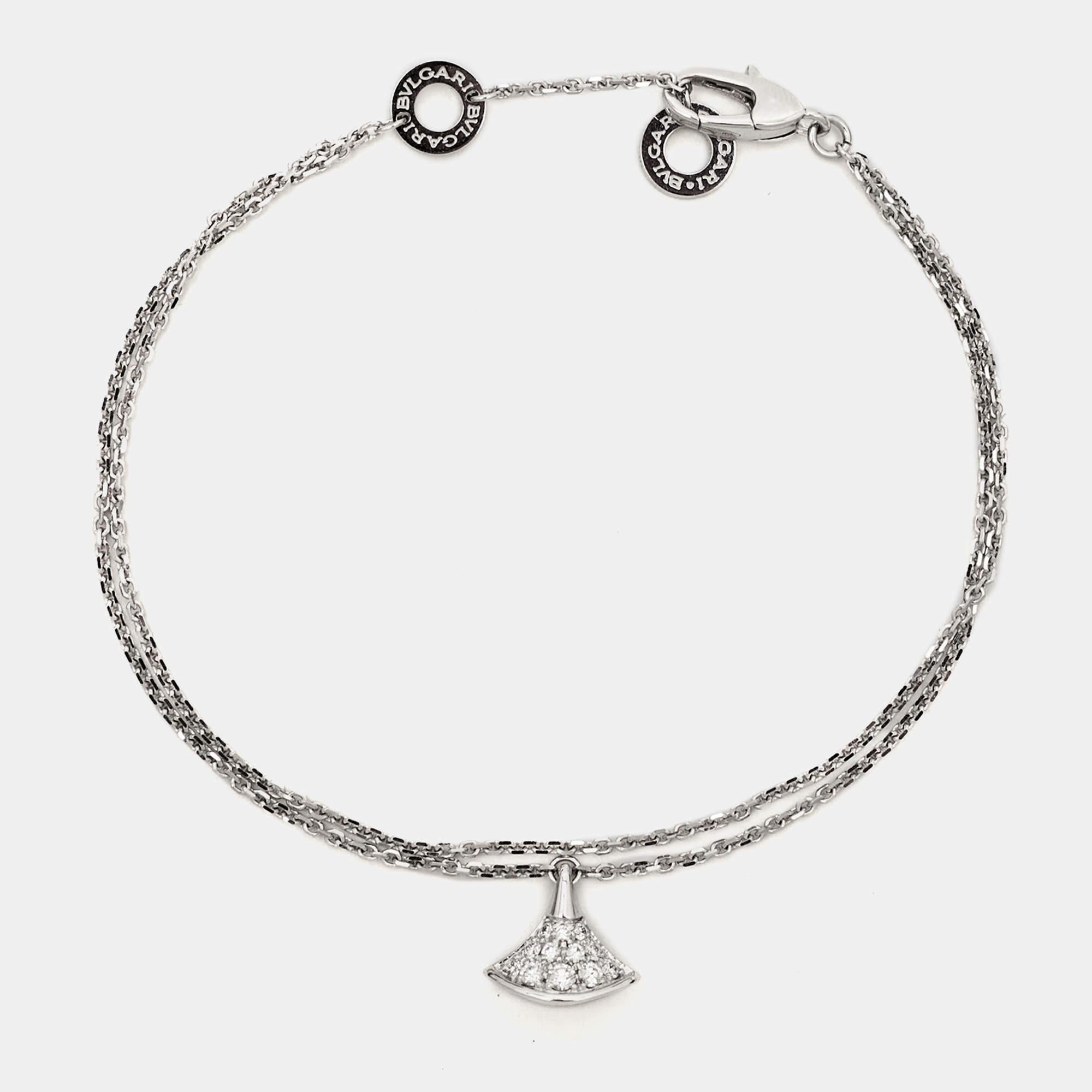 A diva like you deserves something as precious as this bracelet from the Divas' Dream collection by Bvlgari. It has been magnificently crafted from 18k white gold and designed with a bell-shaped charm pave set with shimmery diamonds and chains that