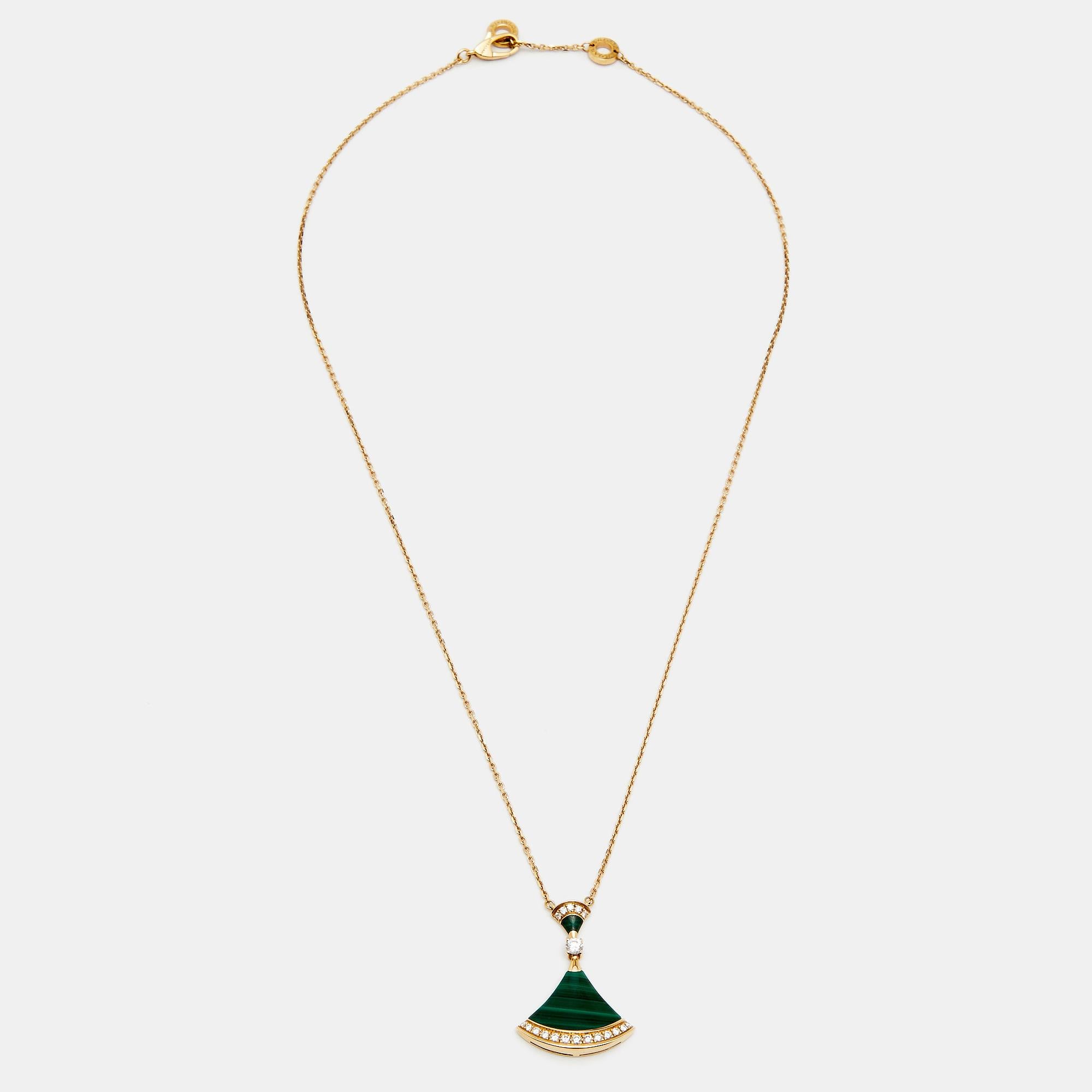 Truly meant for a diva like you, this Divas' Dream necklace is from Bvlgari. It has been magnificently crafted from 18k yellow gold and designed with a fan-shaped pendant that has diamonds and malachite. The piece has been finely sculpted to exalt