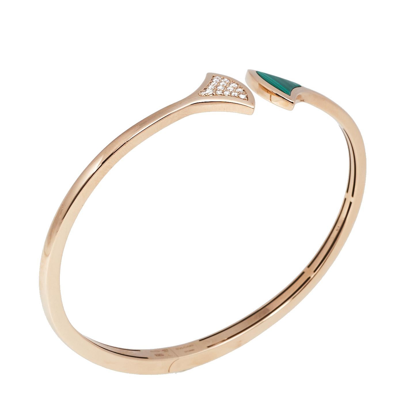 Truly meant for a diva like you, this Divas' Dream bracelet is from Bvlgari. It has been magnificently crafted from 18k rose gold and designed with fan-shaped ends, one embedded with diamonds and the other with malachite. The piece has been finely