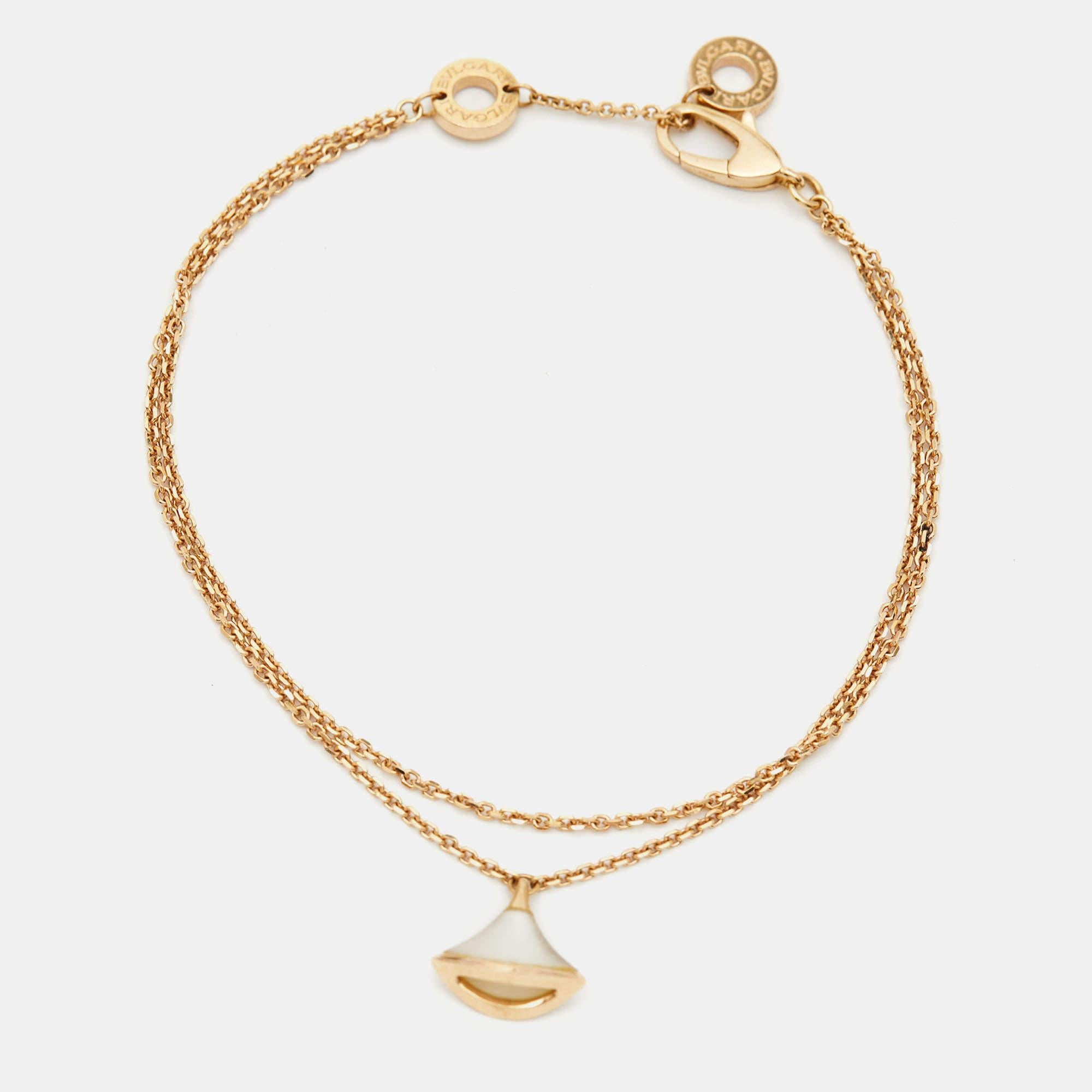 The grandeur of Italian beauty is reflected in this bracelet from Bvlgari's Divas' Dream collection. The line is inspired by the fan-shaped mosaics of the Caracalla Baths in Rome, a detail the brand has interpreted with mastery.

Includes: Info