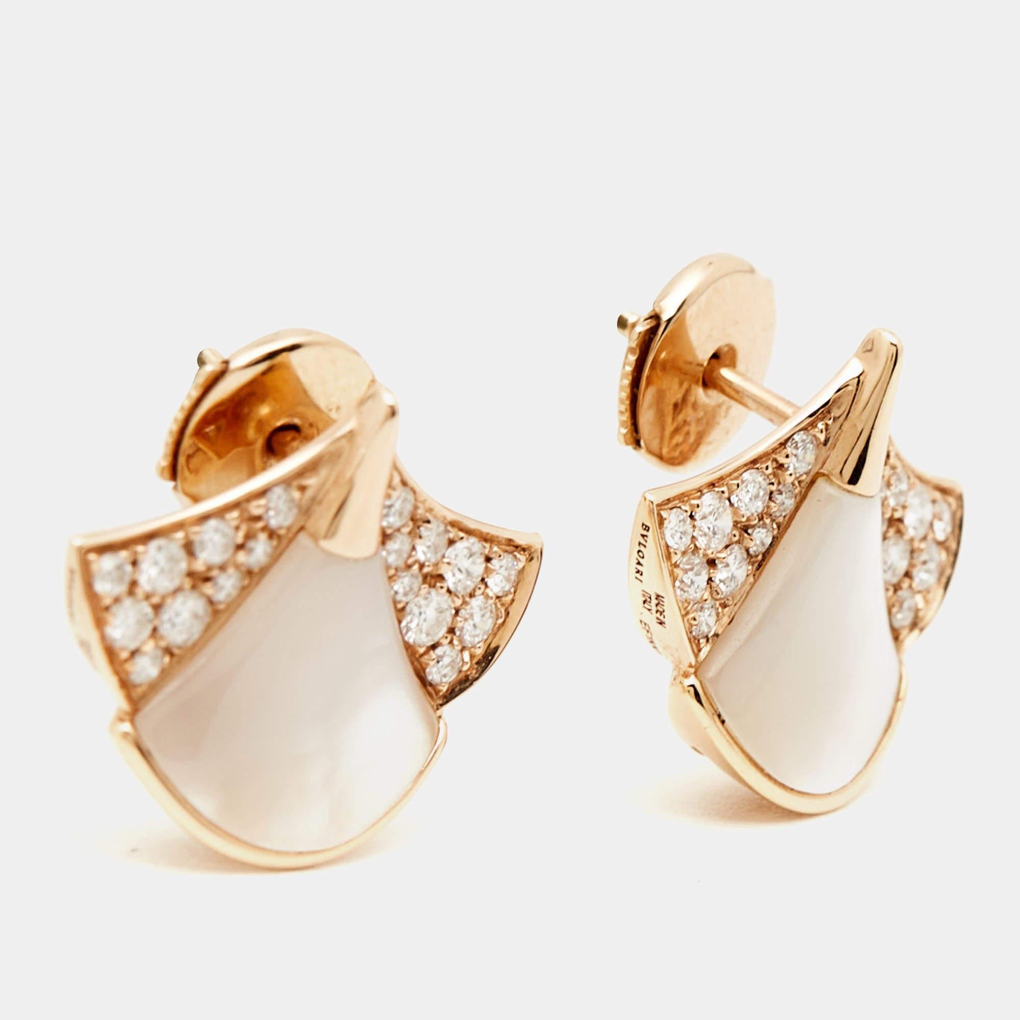 With a timeless charm that is perfect to add that subtle hint of bling and glam to your look, this Bvlgari Divas Dream pair of earrings is sure to impress you. Constructed in 18K rose gold metal, these earrings feature a fan shape with the outer