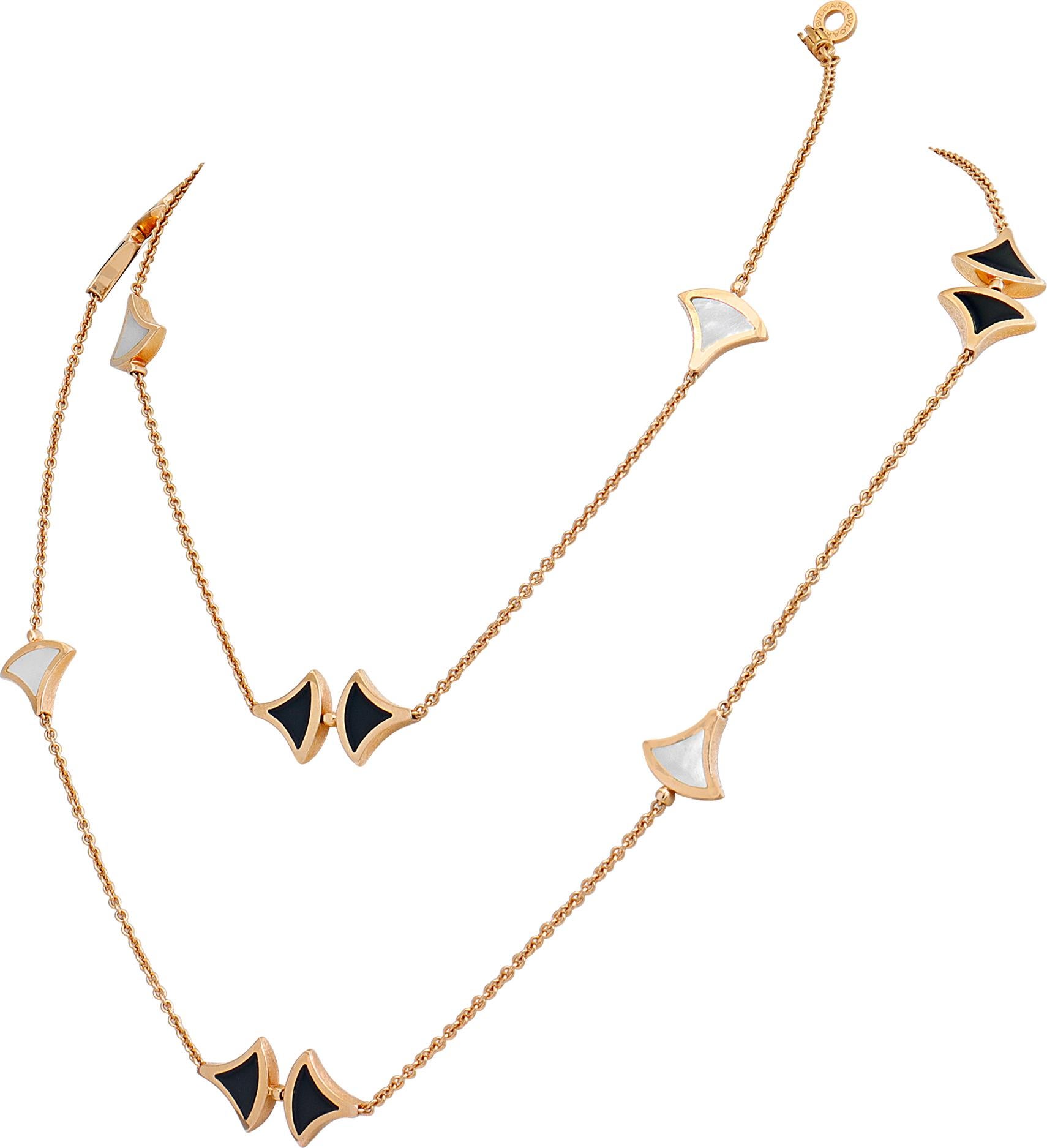 Bvlgari Divas Dream mother of pearl & onyx necklace in 18k rose gold In Excellent Condition For Sale In Surfside, FL