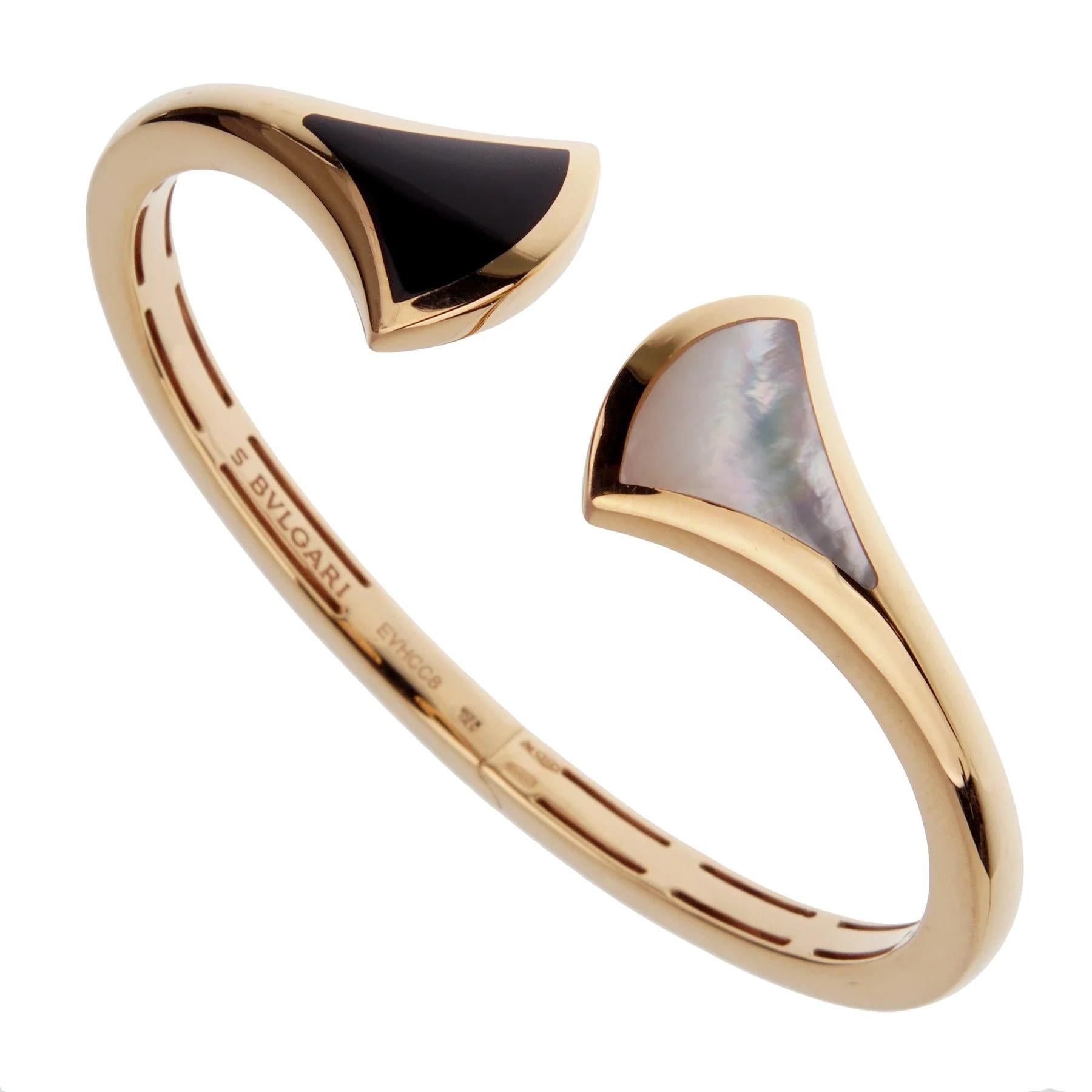 Dieser Armreif aus 18-karätigem Roségold strahlt einen warmen und strahlenden Glanz aus. Das Roségold wurde sorgfältig poliert, um eine spiegelnde Oberfläche zu erhalten, die die luxuriöse Ausstrahlung des Armbands noch verstärkt. Die offene