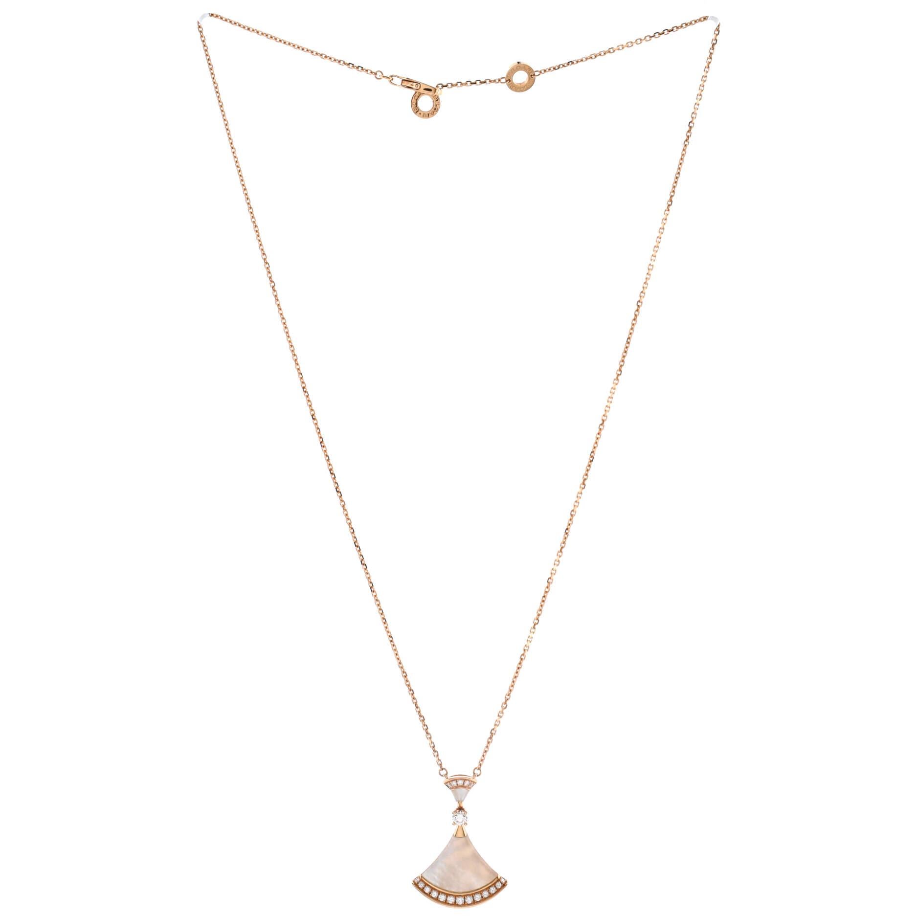 Bvlgari Divas' Dream Pendant Necklace 18k Rose Gold with Mother of Pearl In Good Condition In New York, NY