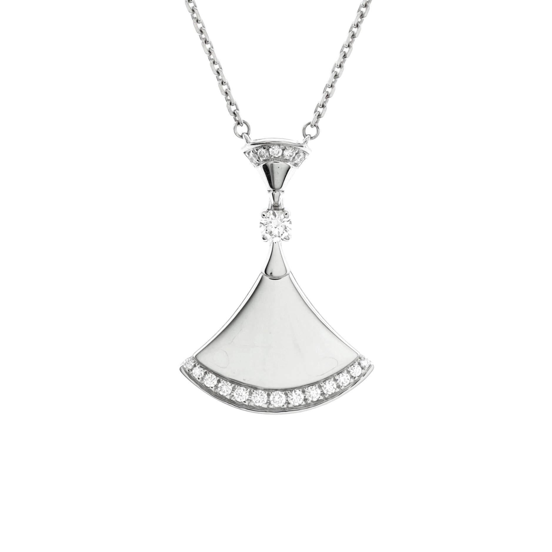 Bvlgari Divas' Dream Anhänger Halskette aus 18 Karat Weißgold mit Diamanten groß im Zustand „Gut“ in New York, NY
