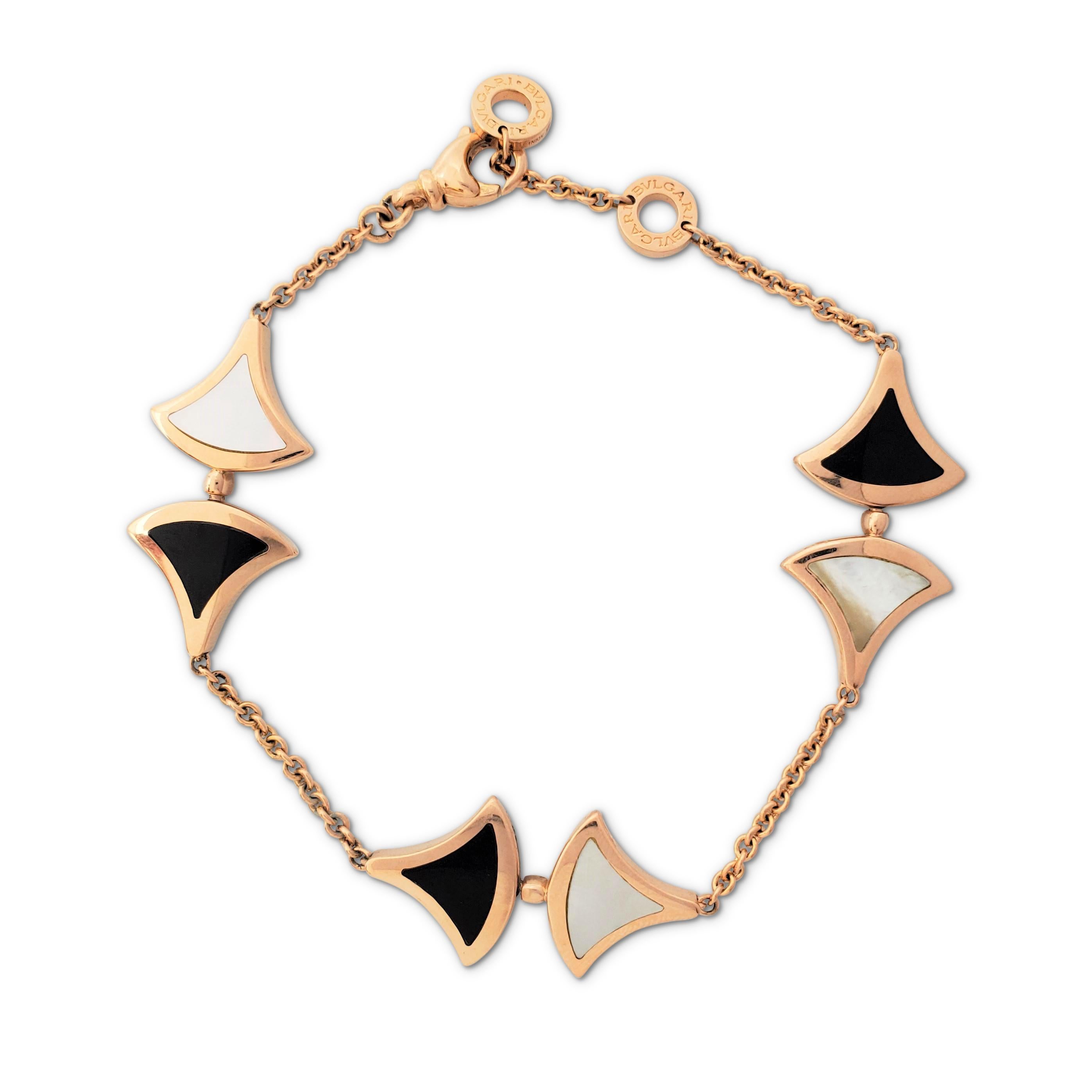 Authentisches Armband 'Divas' Dream' von Bvlgari aus 18 Karat Roségold mit Onyx- und Perlmuttrock-Elementen. Signiert Bvlgari:: 750. Das Armband wird mit der Originalschachtel und den Papieren geliefert. CIRCA 2010er Jahre. 

Länge des Armbands: 7