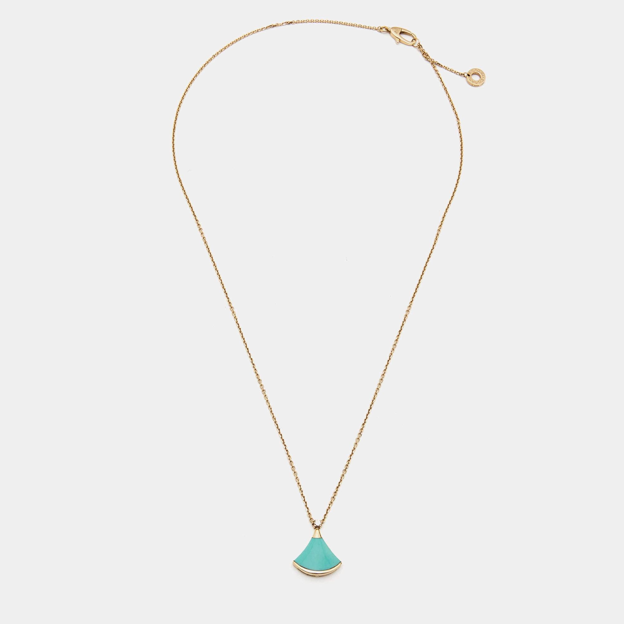 The grandeur of Italian beauty is reflected in this necklace from Bvlgari's Divas' Dream collection. The line is inspired by the fan-shaped mosaics of the Caracalla Baths in Rome, a detail the brand has interpreted with mastery.

Includes: Original