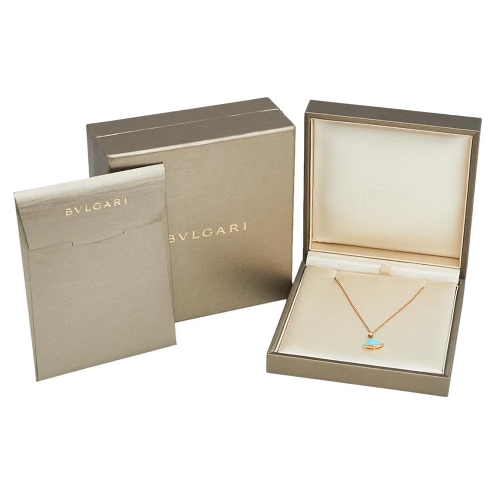 Truly meant for a diva like you, this Divas' Dream necklace in 18k rose gold is from Bvlgari. It has a fan-shaped pendant laid with turquoise and detailed with a sparkling diamond on its top. The pendant is held by a chain and completed with a