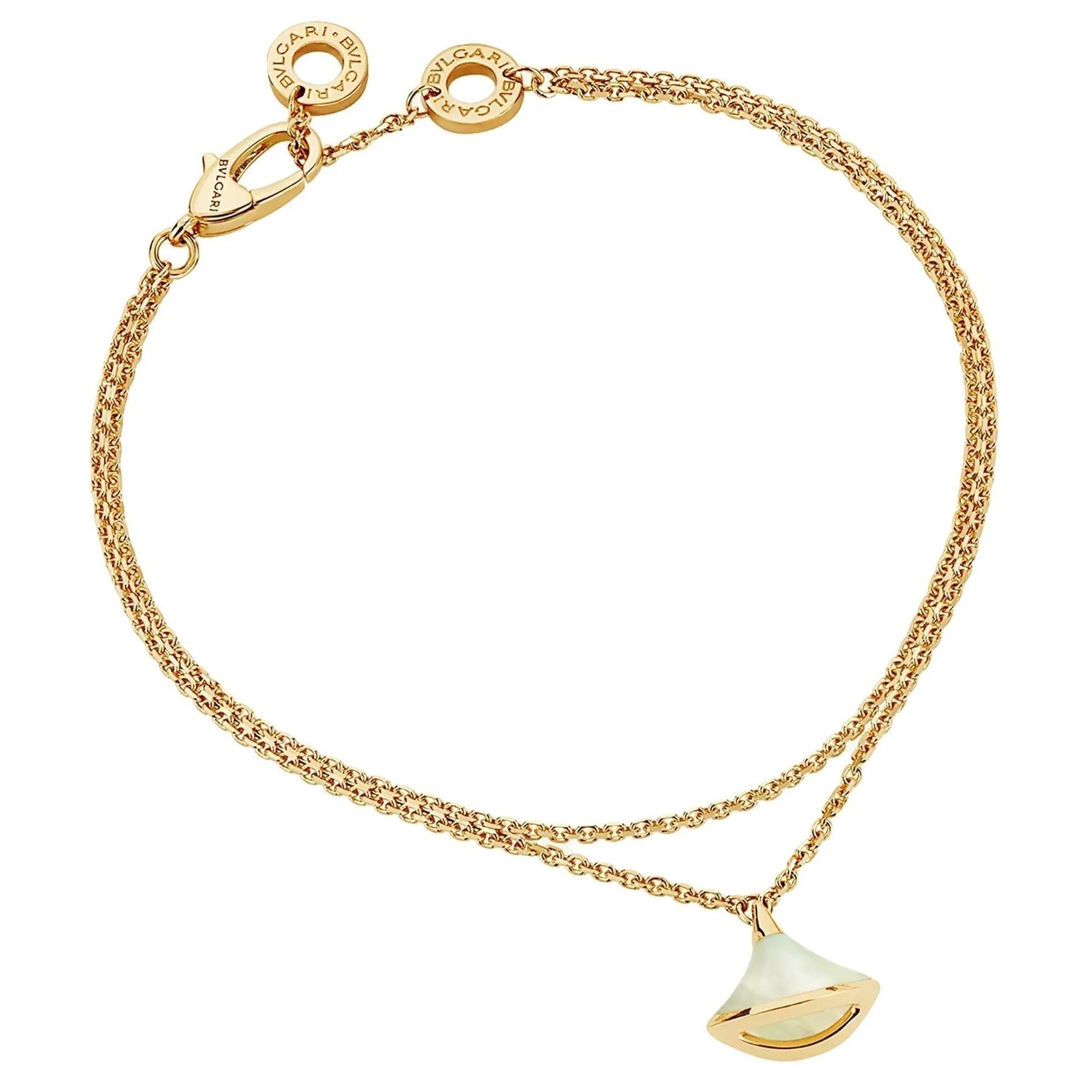 Confectionné en or jaune 18 carats, ce bracelet présente une double chaîne délicate qui apporte une touche de sophistication et de charme. L'or jaune est méticuleusement poli pour obtenir un éclat radieux et chaud, ce qui renforce la sensation de