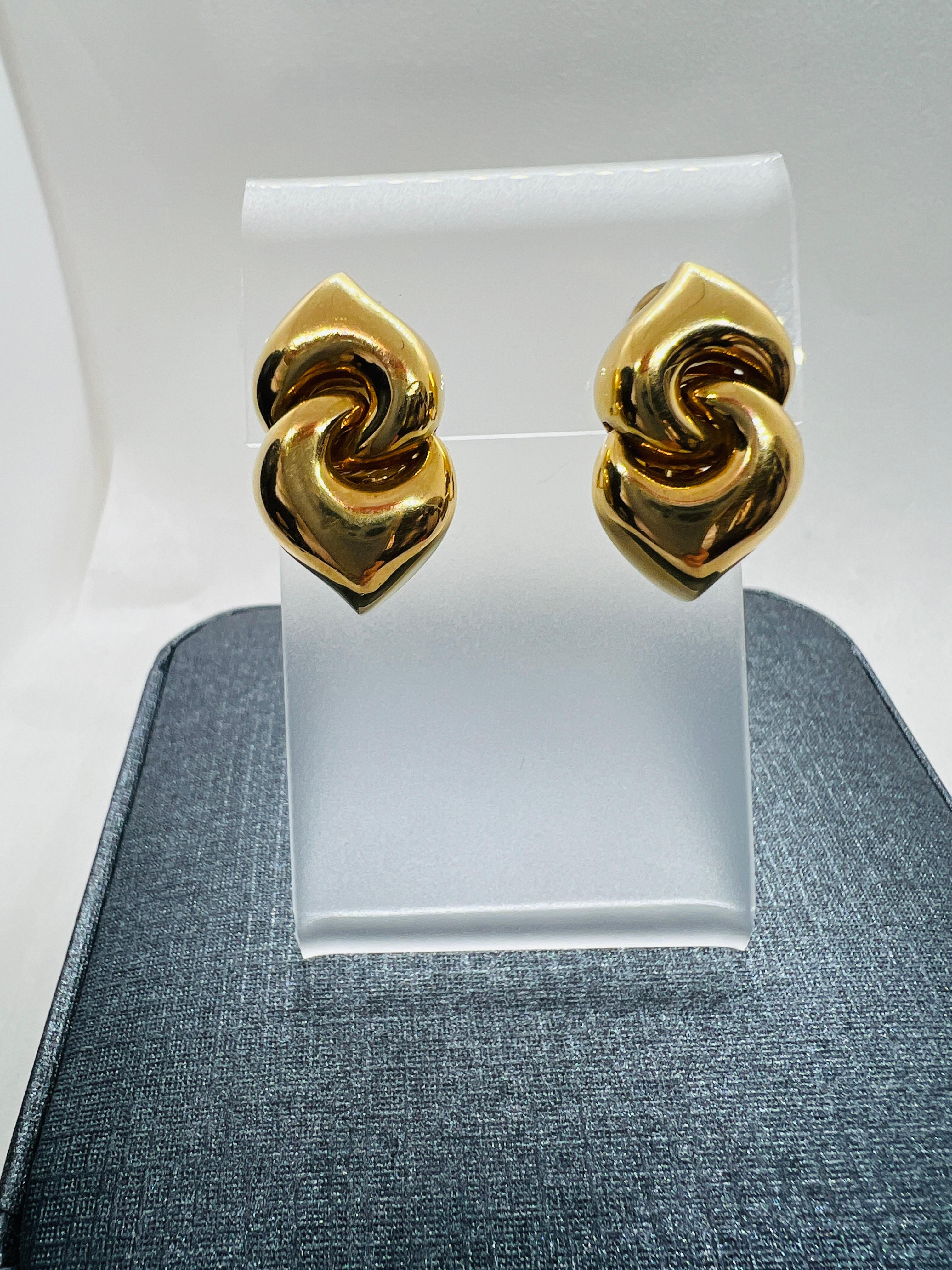Gorgeous Bvlgari Doppio Cuore 18K yellow Gold Clip On earrings. They measure one inch ling by one quarter inch wide, They weigh 15.3 grams.
Each composed of two sculpted and polished interlacing hearts in 18k gold. Signed Bulgari, numbers