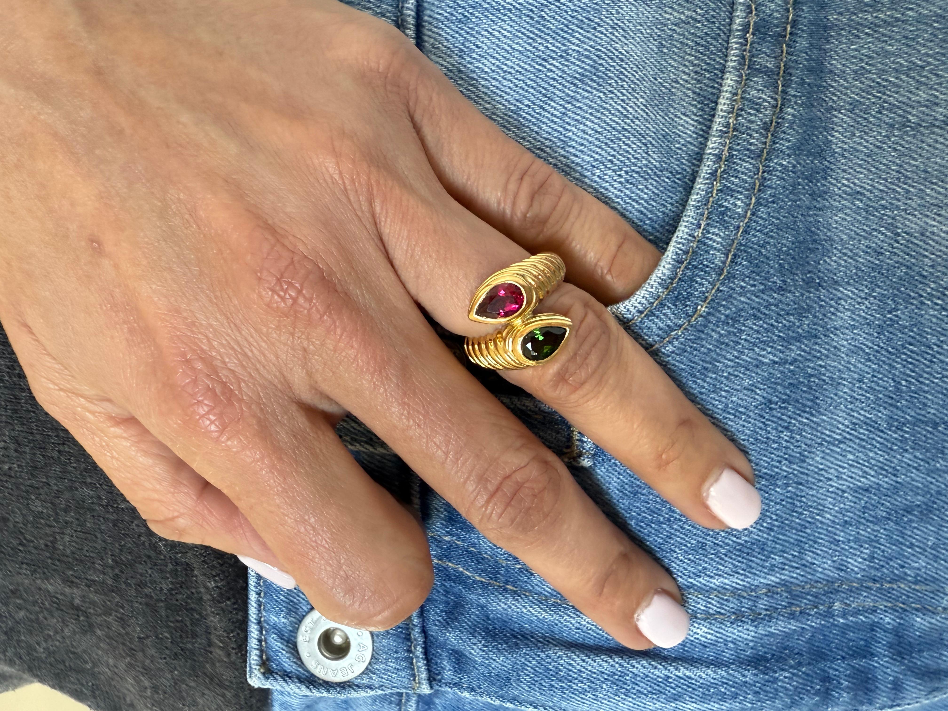 Bvlgari Doppio Bachelorette Ring 
Peridot Pair Shape and Pink Tourmaline Pair Shape. 
 K18YG Yellow Gold

Brand: Bvlgari
Gender: Women
Gemstone: Peridot, Tourmaline
Material: Yellow gold (18K)
Ring size (US): 5.5
