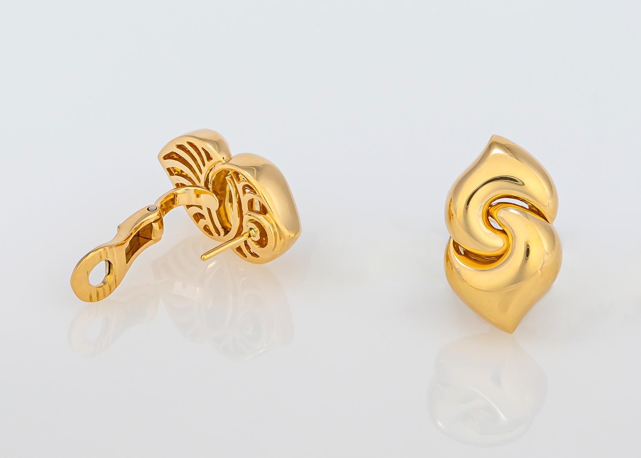 Since 1884 Bvlgari has been creating iconic designs. This is a classic collectable Bvlgari design that can be a wearable all the time earring. 1 inch in length. Italian jewelry is always a good idea. 