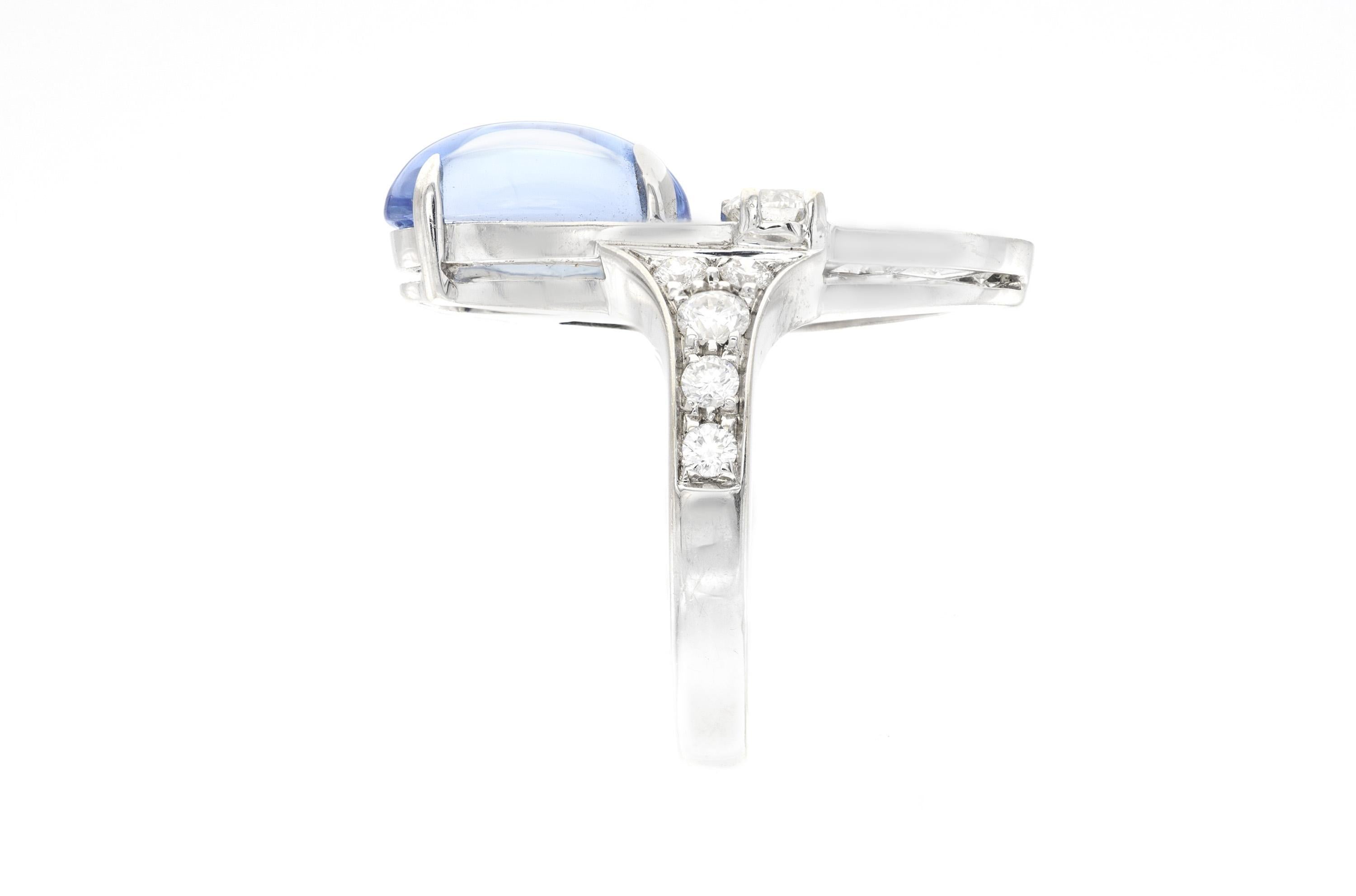 Finemente realizzato in oro bianco 18 carati con un topazio blu cabochon del peso di circa 2,50 carati e diamanti rotondi a taglio brillante del peso complessivo di 0,75 carati.
Taglia 5