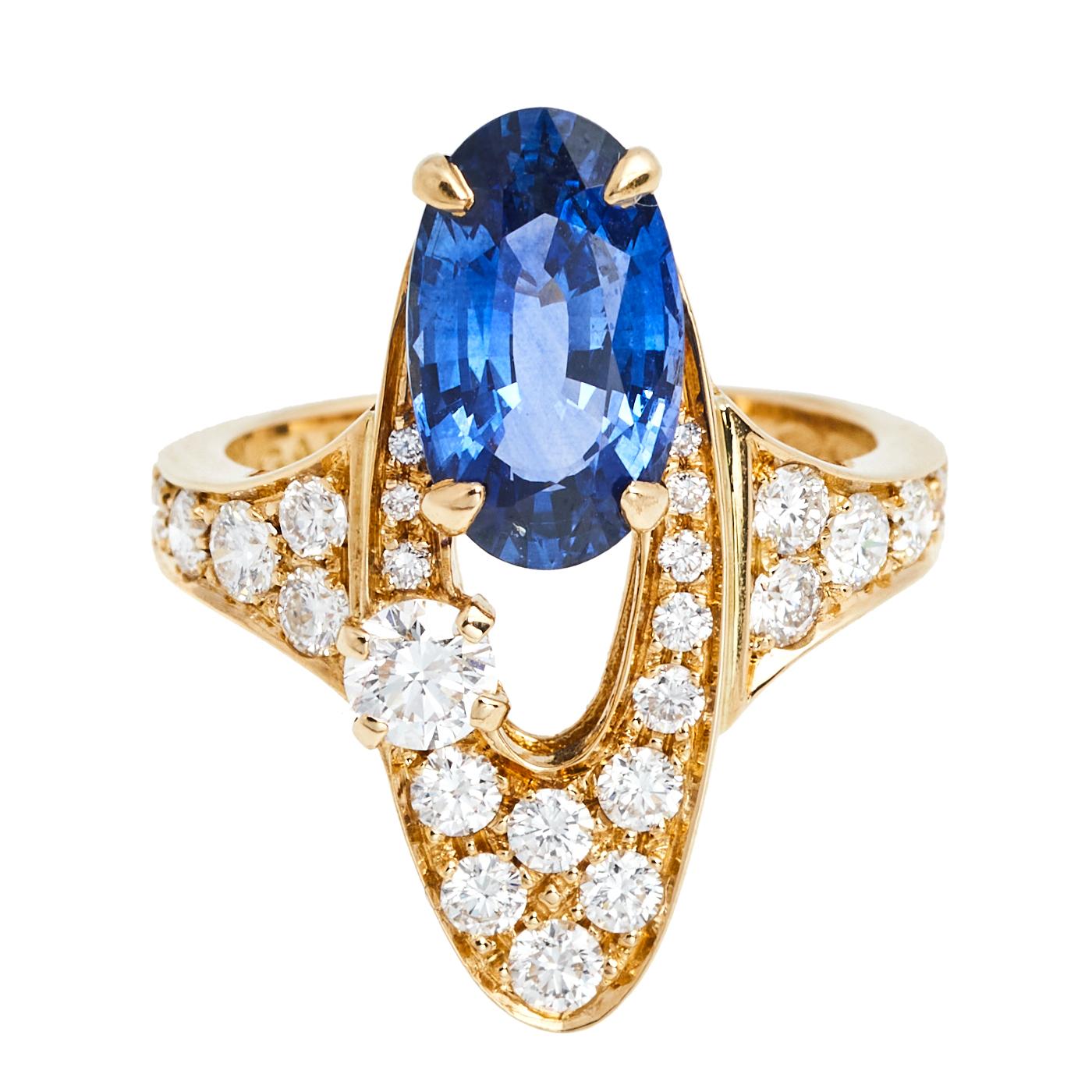 This exquisite Elisia ring by Bvlgari is made from 18K yellow gold. It is endowed with an oval-shaped head that holds a breathtaking sapphire and a large diamond, accompanied by an assembly of small diamonds.

Includes: Original Box, Original Case
