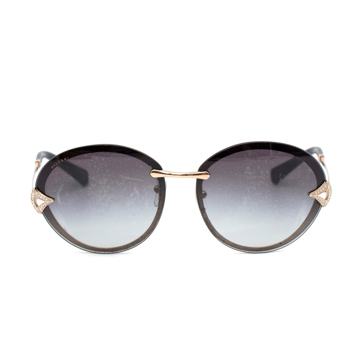 Gafas de sol redondas embellecidas Bvlgari, Oro rosa/Gris degradado

-Gafas de sol sin montura de Bvlgari, estas gafas de sol --Diseño contemporáneo, con sencillos detalles de diamantes en los extremos para un acabado de alta costura.
-Las patillas