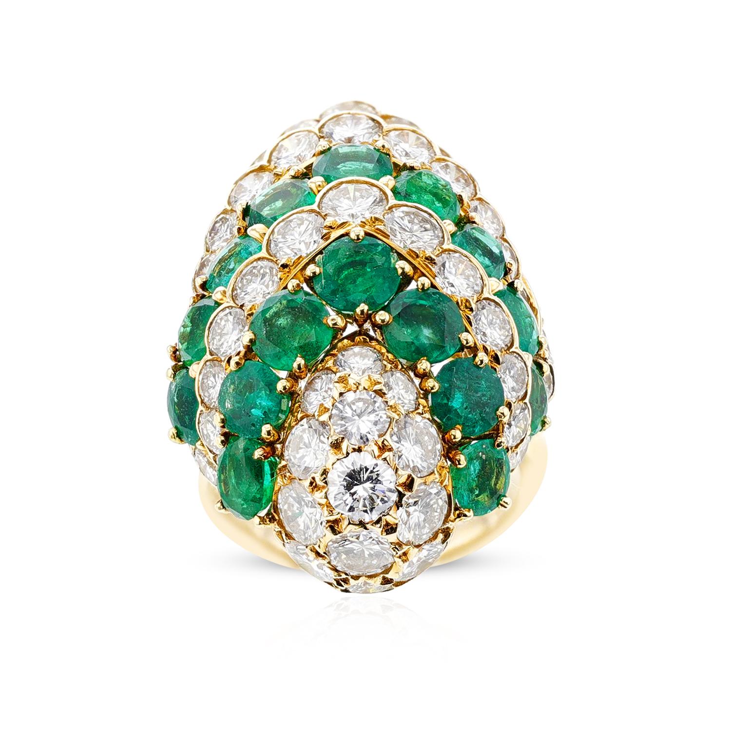 Bvlgari Emerald and Diamond Cocktail Ring, 18 Karat In Excellent Condition For Sale In New York, NY