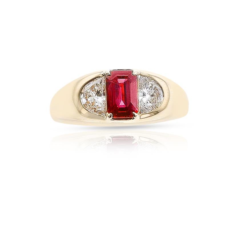 Anello con rubino taglio smeraldo e diamanti di BVLGARI in oro giallo 18 carati. Il rubino è certificato da GRS che dichiara che è di origine mozambicana e riscaldato e pesa circa 0,92 carati. L'anello ha diamanti a forma di mezzaluna. Firmato