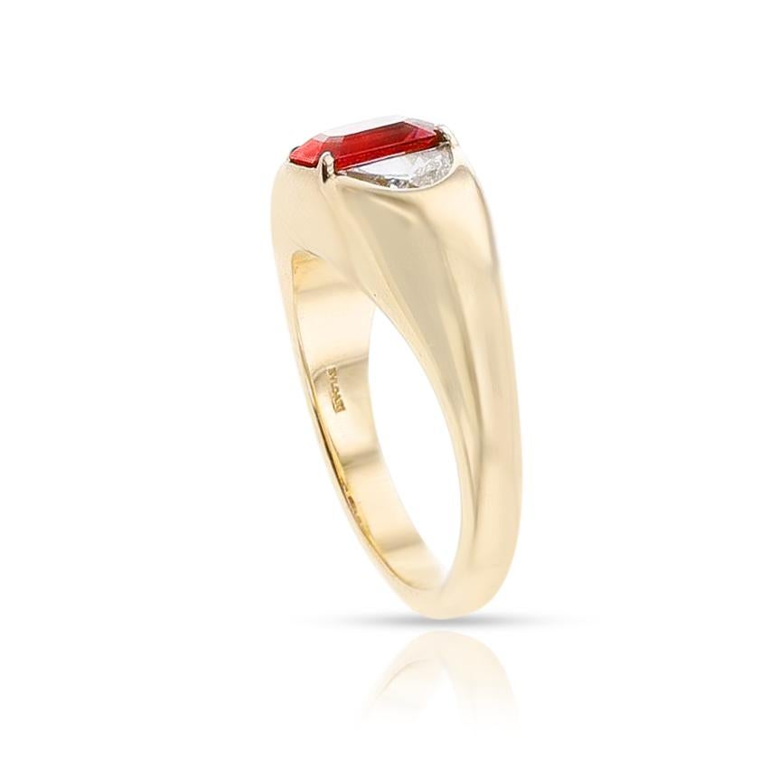 Anello con rubino taglio smeraldo e diamanti BVLGARI, 18 carati In condizioni ottime in vendita a New York, NY