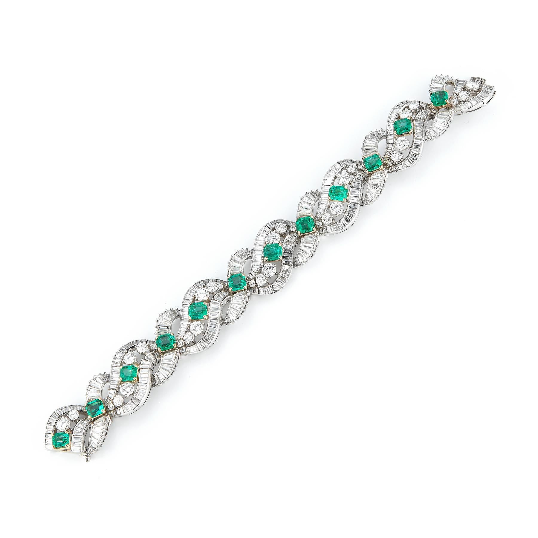 Bulgari Smaragd & Diamant-Armband, 12 Smaragde im Smaragdschliff ca. 8,00 ct  umgeben von  372 Baguette-Diamanten 72 Diamanten im Rundschliff, ca. 35,00 ct, gefasst in  weißes Gold 

Abmessungen: 7,5