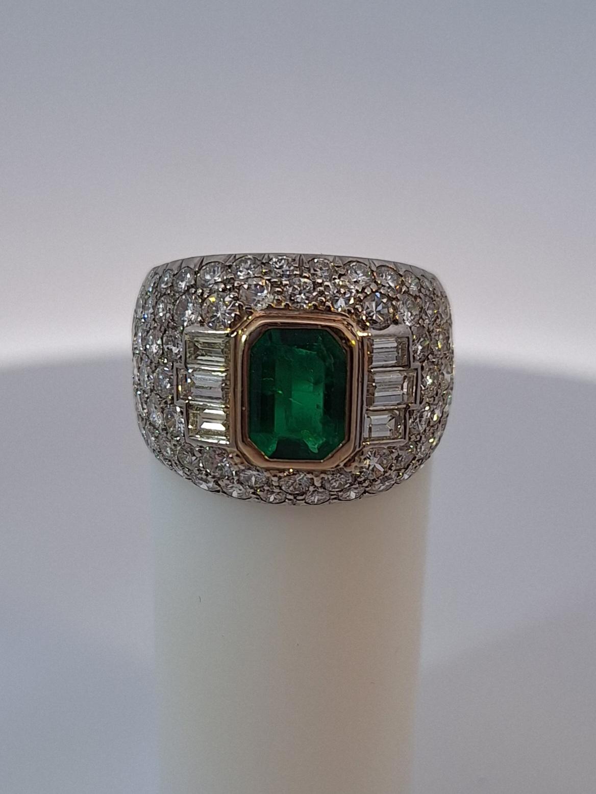 Bvlgari Smaragd & Diamant Ring im Zustand „Hervorragend“ in New York, NY