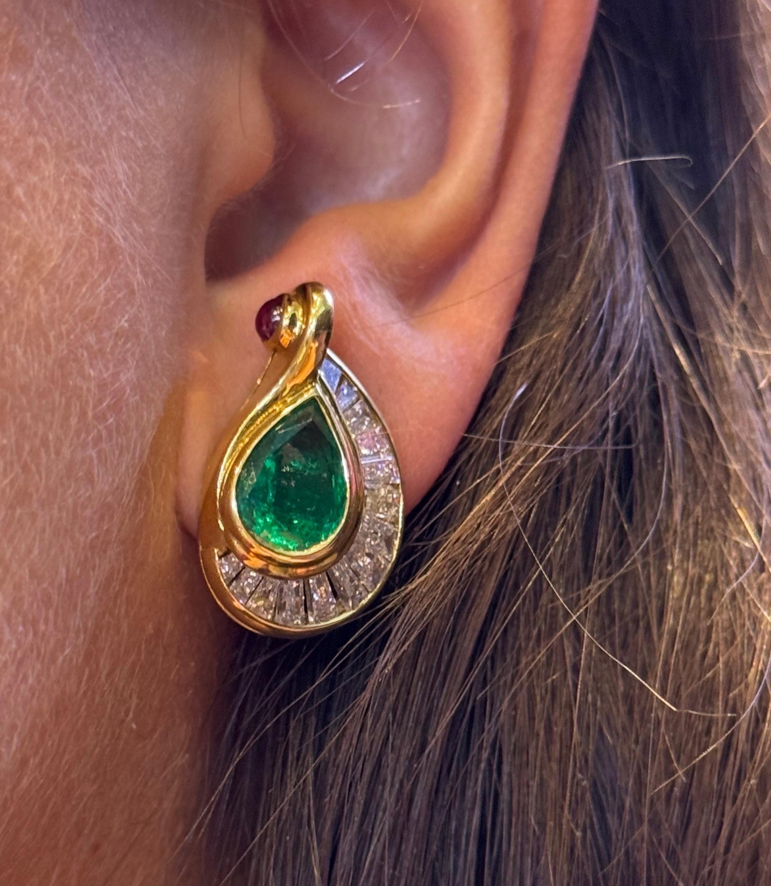 Bulgari Smaragd-Ohrringe 

Ohrringe aus Gelbgold von Bvlgari mit birnenförmigen Smaragden, Diamanten im Baguetteschliff und Rubinen im Cabochon-Schliff besetzt

Ungefähres Gesamtgewicht der Diamanten:  3,12 Karat 
Ungefähres Gesamtgewicht des