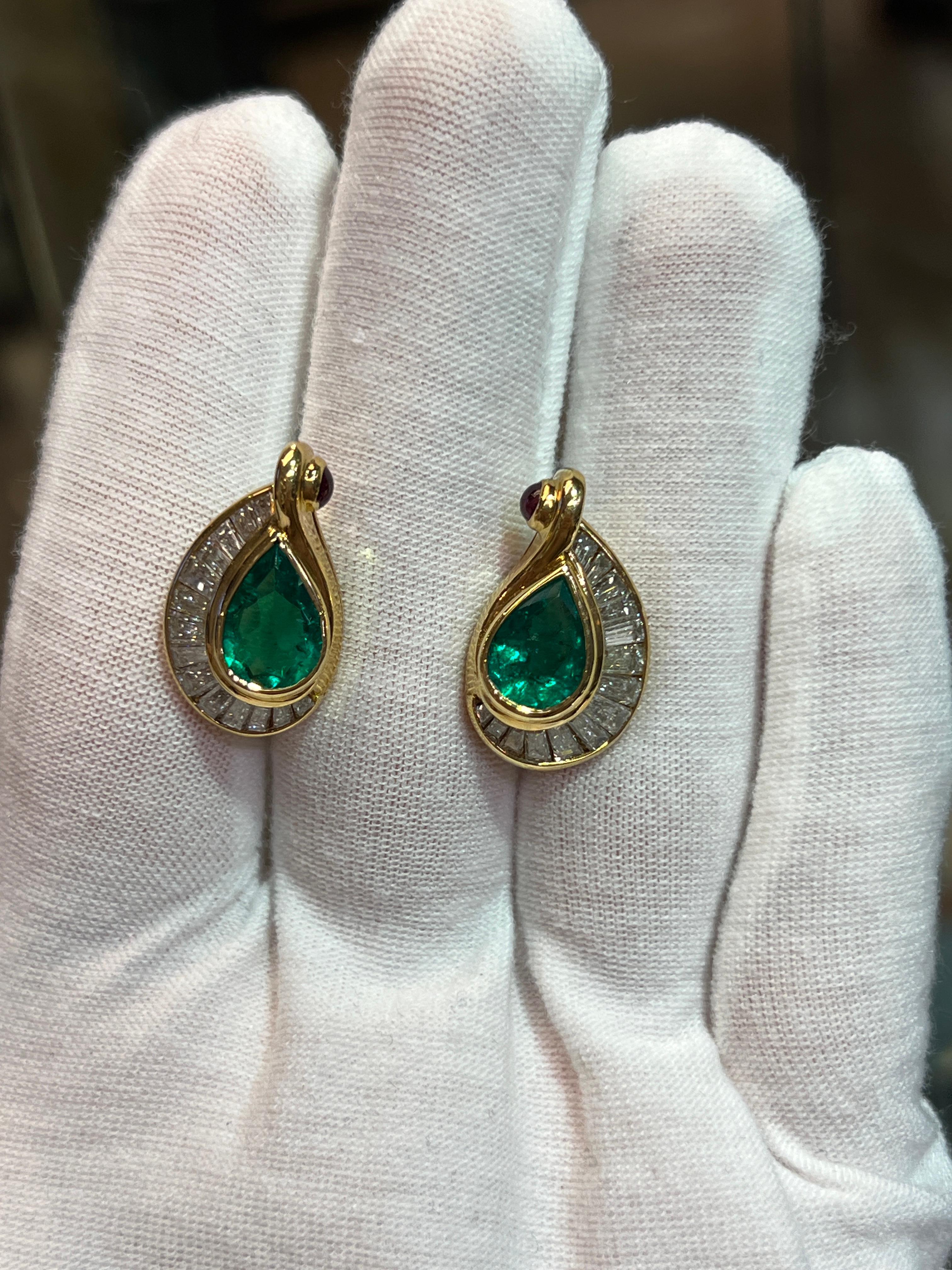 Bvlgari Emerald Earrings In Excellent Condition For Sale In New York, NY