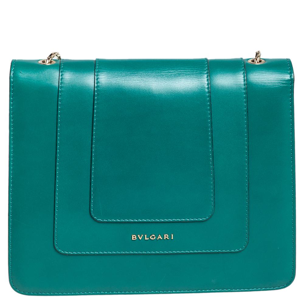 Blenden Sie die Augen:: die auf Sie fallen:: wenn Sie diese atemberaubende Kreation von Bvlgari schwingen. Die Umhängetasche aus Leder in einem atemberaubenden smaragdgrünen Farbton ist mit einem Überschlag mit dem ikonischen Serpenti-Kopfverschluss