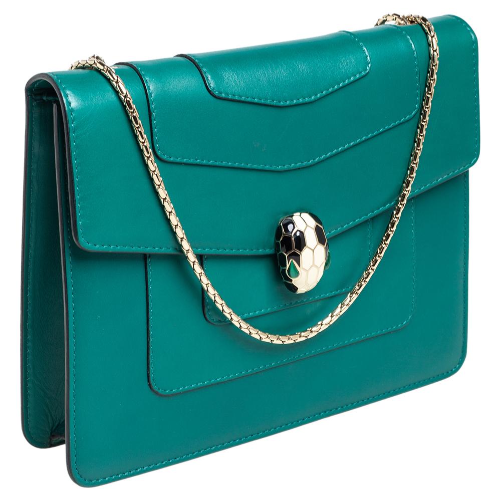 BVLGARI Smaragdgrünes Leder Serpenti Forever Umhängetasche im Zustand „Gut“ in Dubai, Al Qouz 2