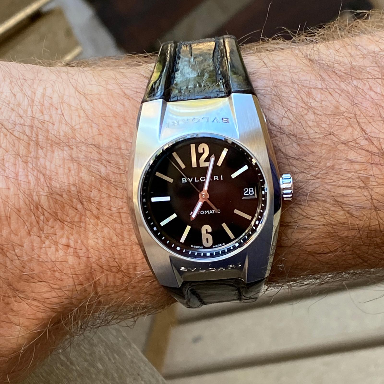 Bvlgari Ergon Automatikuhr aus Edelstahl. Die Uhr hat ein schwarzes Zifferblatt:: ein Datum:: ein schwarzes Original-Lederarmband und ein Gehäuse mit den Maßen 43 x 35 mm. Alle unsere Uhren werden mit einer 1-Jahres-Garantie geliefert. Perfekter