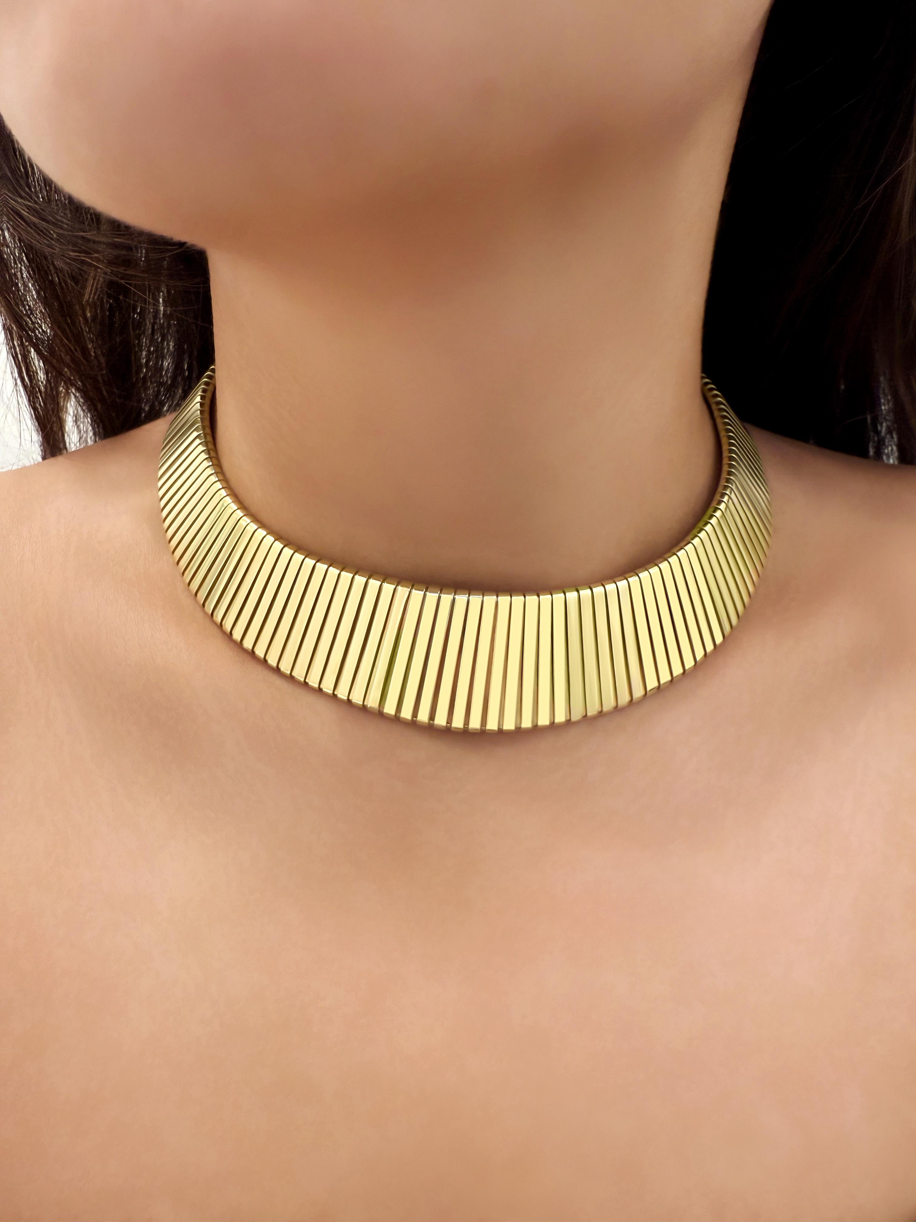 This is a stunning vintage BVLGARI Extremely Rare Graduated Tubogas Necklace, a timeless piece of jewelry that epitomizes sophistication and Italian craftsmanship. With its iconic Tubogas design and luxurious 18kt yellow gold construction, this