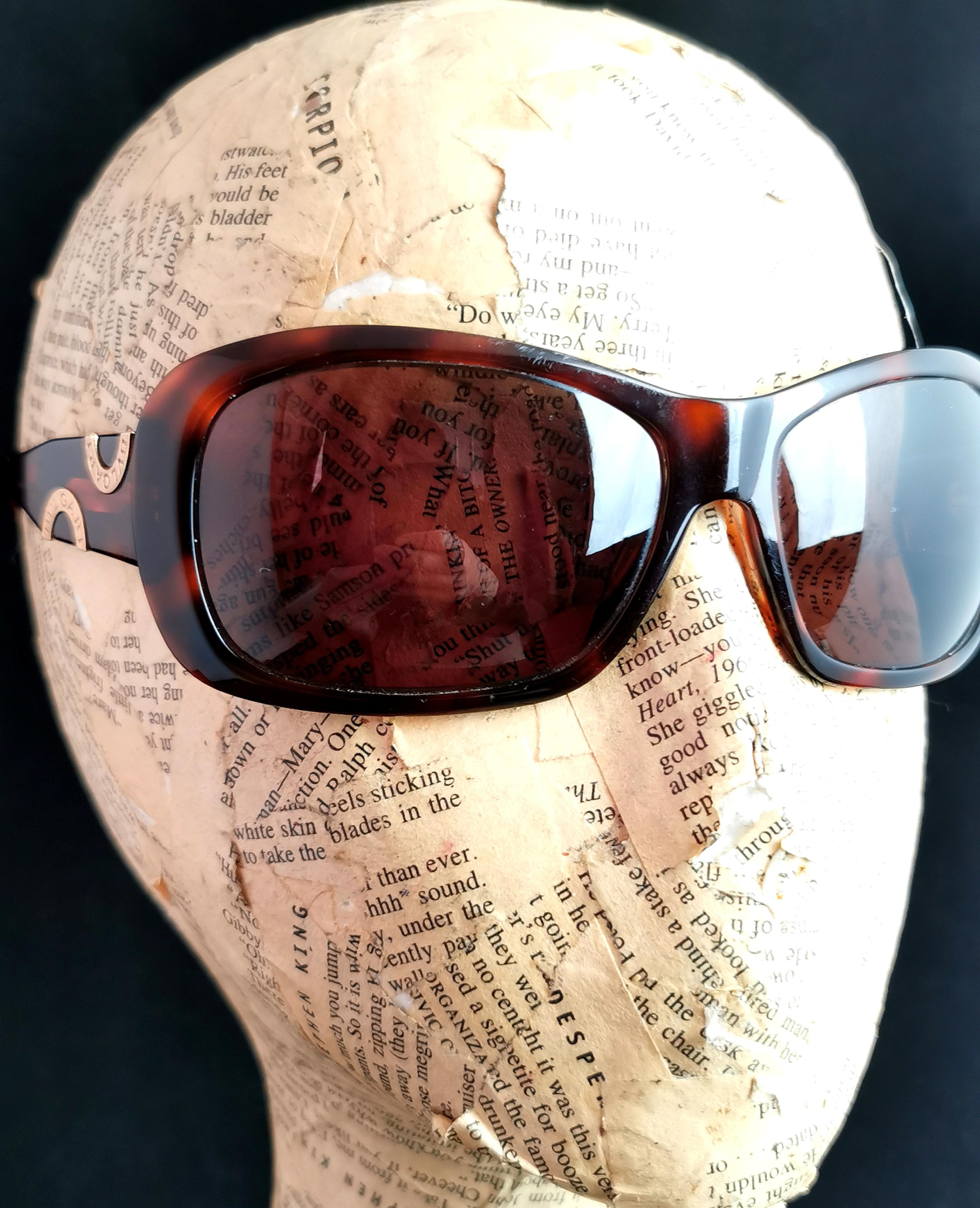 Bvlgari faux tortoiseshell sunglasses, Gold tone logo  For Sale 2